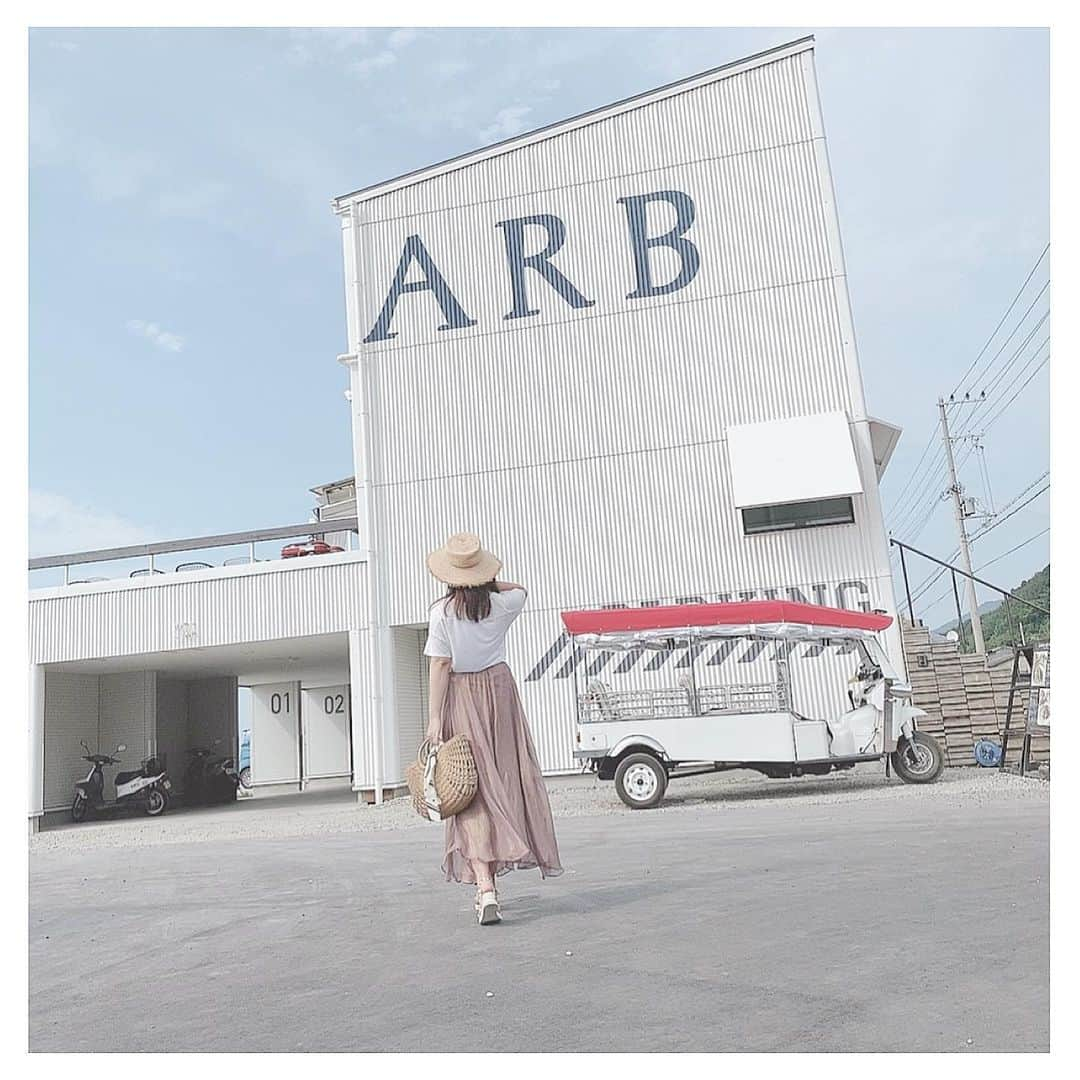 清家麻里奈のインスタグラム：「淡路島へ✨やっとlilybrownのスカートおろせた^ ^💕オシャカワなカフェだったんで後ほど詳しくのせます💗  #淡路島カフェ #お洒落カフェ　#ootd #fashion #code #lilybrown #リリーブラウン　#snidel #スナイデル　#ガーブコスタオレンジ」