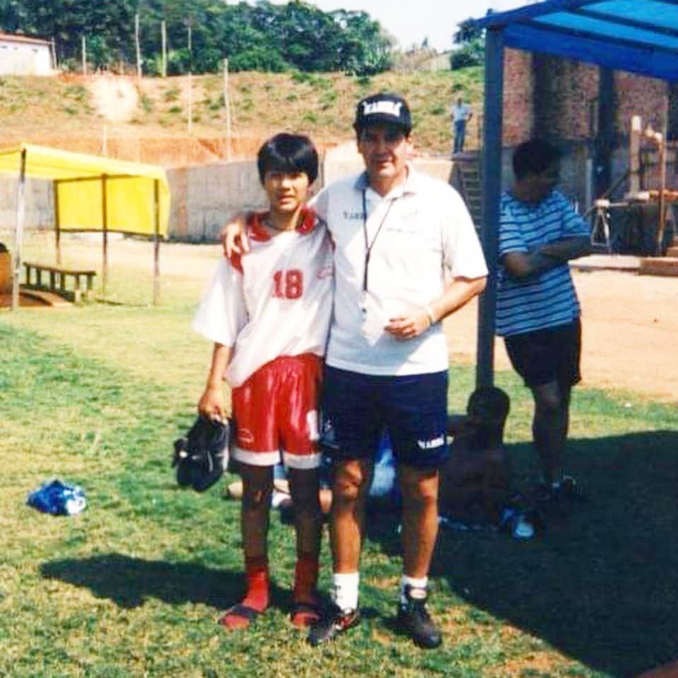 君島良夫のインスタグラム：「▽中学生の自分に言いたいこと  1. 「プロサッカー選手になる」という夢に向かってよく努力した。叶えてあげることはできなかったけど、そのスキルが違う形で活きる日がくる。  2. ブラジルへのサッカー留学で学んだことは一生の宝。若干14歳で地球の裏側へ渡る決断をしたその覚悟に感謝してる。世界への扉を開けたな。  3. 地元を離れて進学校に入ったことは最良の決断だった。地元にいたらヤンキーになっていたかも？清真でできた仲間たちは30年後も変わってない。  To 14 year old me -Great effort to become a pro soccer player. The dream may not come true but you will make use of those skills and experience in the different sports.  -Those days in Brazil was a life-changing experience ever. Really grateful for (14 y.o.)your decision to open the world door. Stop crying in the air plane though.  -You made lifetime mates in Junior H.S. Was a great decision to leave hometown and to spent the teenage days in Seishin. And you will know to start playing rugby very soon.」