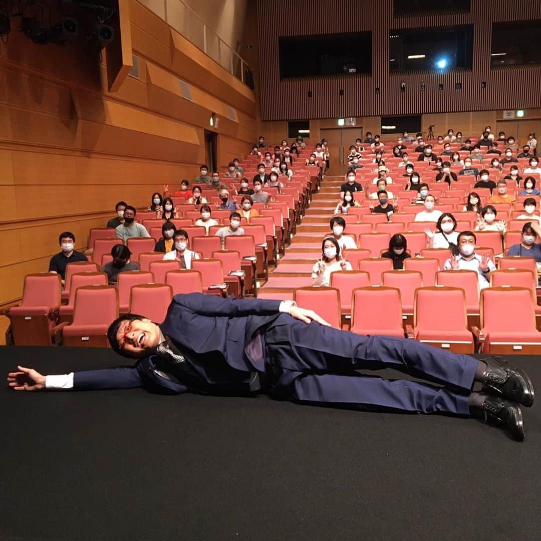 山里亮太のインスタグラム：「ダメだ…楽しすぎる！！！！！！！  山里亮太の140、7回目の舞台を終えました、本当に皆様のおかげです。 ありがとうございます。  あと1回だけかぁ…  #山里亮太の140 #紀伊國屋サザンシアター #山里亮太の140千穐楽」