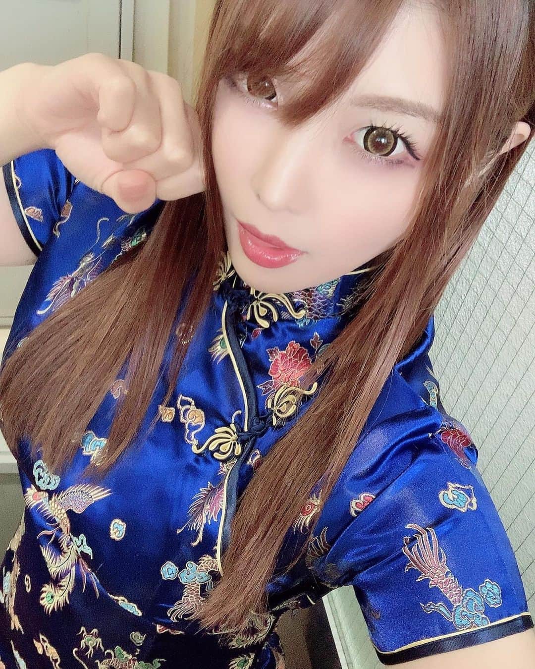 新村あかりのインスタグラム：「ブルーチャイナアカリン🦋 岡山は晴れてます🔆  #チャイナドレス  #岡山」
