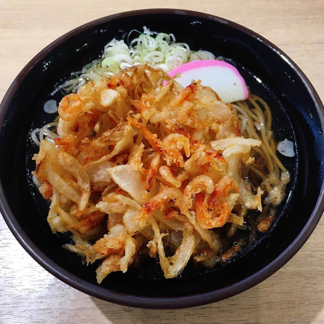 白鳥羽純のインスタグラム：「🦐 やっとお昼ご飯〜  桜海老のかき揚げ！  カラッサクッジュワヮ おいし〜😙  #静岡 #桜海老のかき揚げ #あまーーい #海の幸 #堪能中 #rediscoverjapan #Shizuoka」