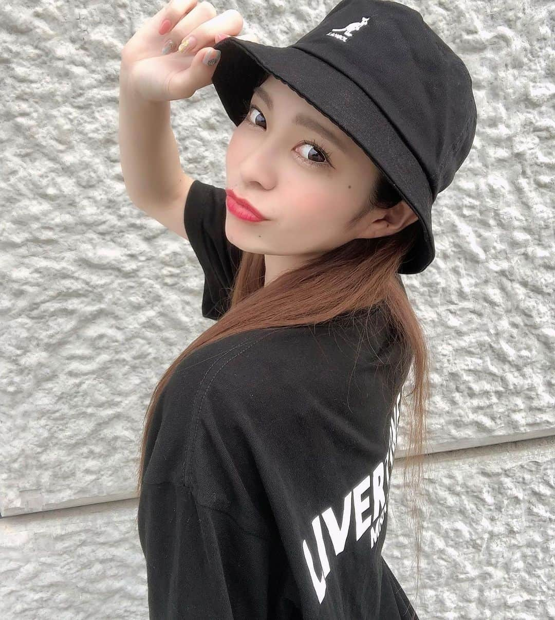 原満莉菜さんのインスタグラム写真 - (原満莉菜Instagram)「LIVERTINEAGEさんとコラボさせていただいたTシャツを着てお出かけ🖤💜💙 ． みなさん届いたよ〜や早速着てくださってたり嬉しいです💓！ たくさん着て芹ちゃんをいろんなところに連れて行ってください☺️笑 ． ． #LIVERTINEAGE #芹沢まりな #コラボTシャツ #ブラックコーデ #バケットハット」8月23日 15時54分 - marina_serizawa