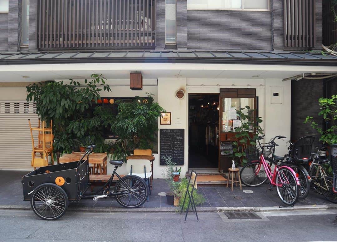石井輝明さんのインスタグラム写真 - (石井輝明Instagram)「京都、烏丸御池。 今日は無限大。 渋谷で買い物してたらGAG坂本さんに会った。 四日連続になった。 GAG包囲網に絡まっているかもしれない。  #annee #cafe #coffee #カフェ #京都カフェ #烏丸御池カフェ #カフェ芸人 #今日は無限大でネタするのみ #なので昨日までの三日のようなことはない #平和なはず #平和を願う」8月23日 15時55分 - comandanteishii