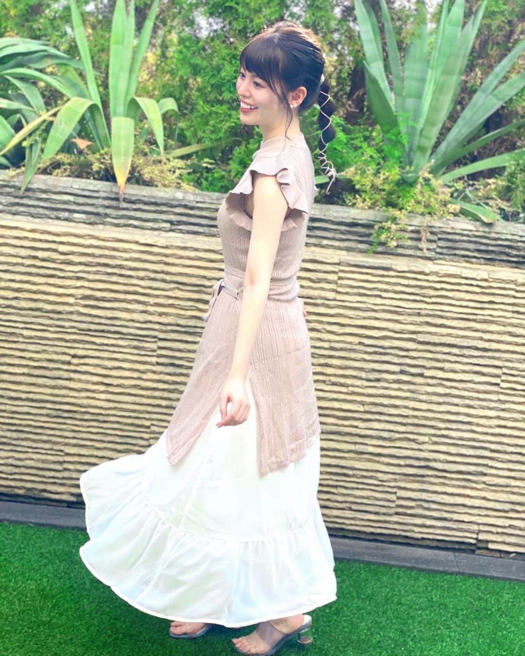 有村莉彩のインスタグラム：「リゾートにきたみたいだった🏝🍹🌺  #resort #fashion #code #ワンピース #ヘアアレンジ #ポニーテール #tittyandco #idol #アイドル #ミディアムヘアアレンジ #ミディアムヘア」