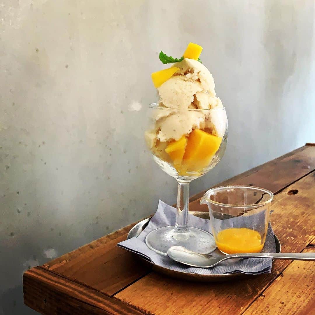 志摩有子さんのインスタグラム写真 - (志摩有子Instagram)「かき氷の師匠　@yuki3_0228 と待ち合わせてさくっとおやつ。西馬込にある可愛いカフェでジャスミンとマンゴー、パインのサンデー。ジャスミンミルクティーのソルベがたまらぬ美味しさ。パイナップルのソルベとあわせればさらにさっぱりうっとり。あー、もっと食べたい！」8月23日 16時08分 - ariko418