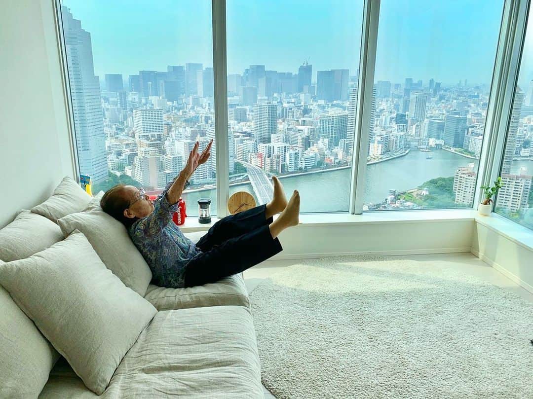 菊池沙都のインスタグラム：「この前みんなが来てくれて 90歳の元気なおばあちゃんがさらに元気に💃💕 私よりも足上がってます♡ 二人の恋話も聞けて幸せでした♡ #93歳のおじいちゃん #90歳のおばあちゃん #いつまでも元気でいてね 📸 : @childrainbow ♡」