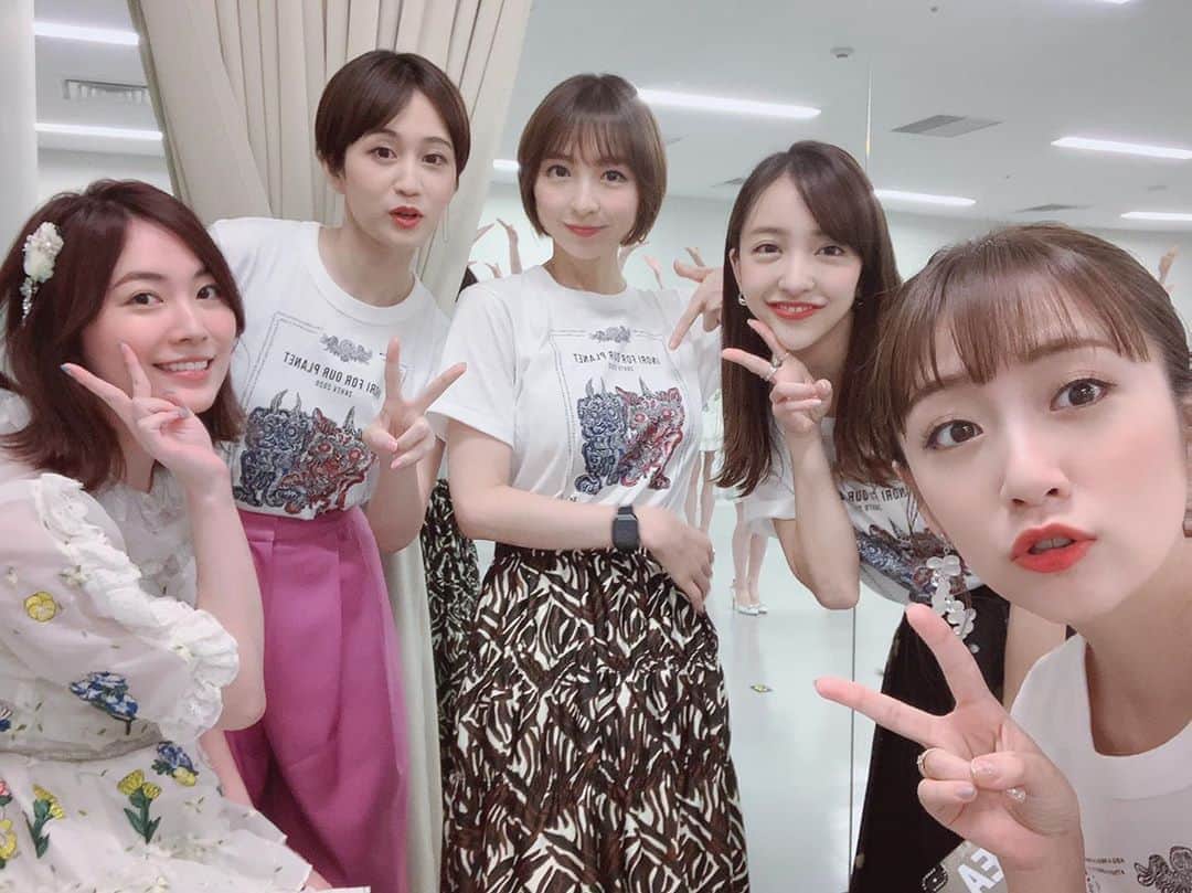 のインスタグラム：「大好きなお姉ちゃんたちに会ったら赤くなった😳❤️  #love  #photooftheday  #summer  #thankyou  #お姉ちゃん #妹  #神7 #大好き #ありがとう #24時間テレビ  #tシャツ  #夏 #akb48  #ske48  #❤️  #💋」