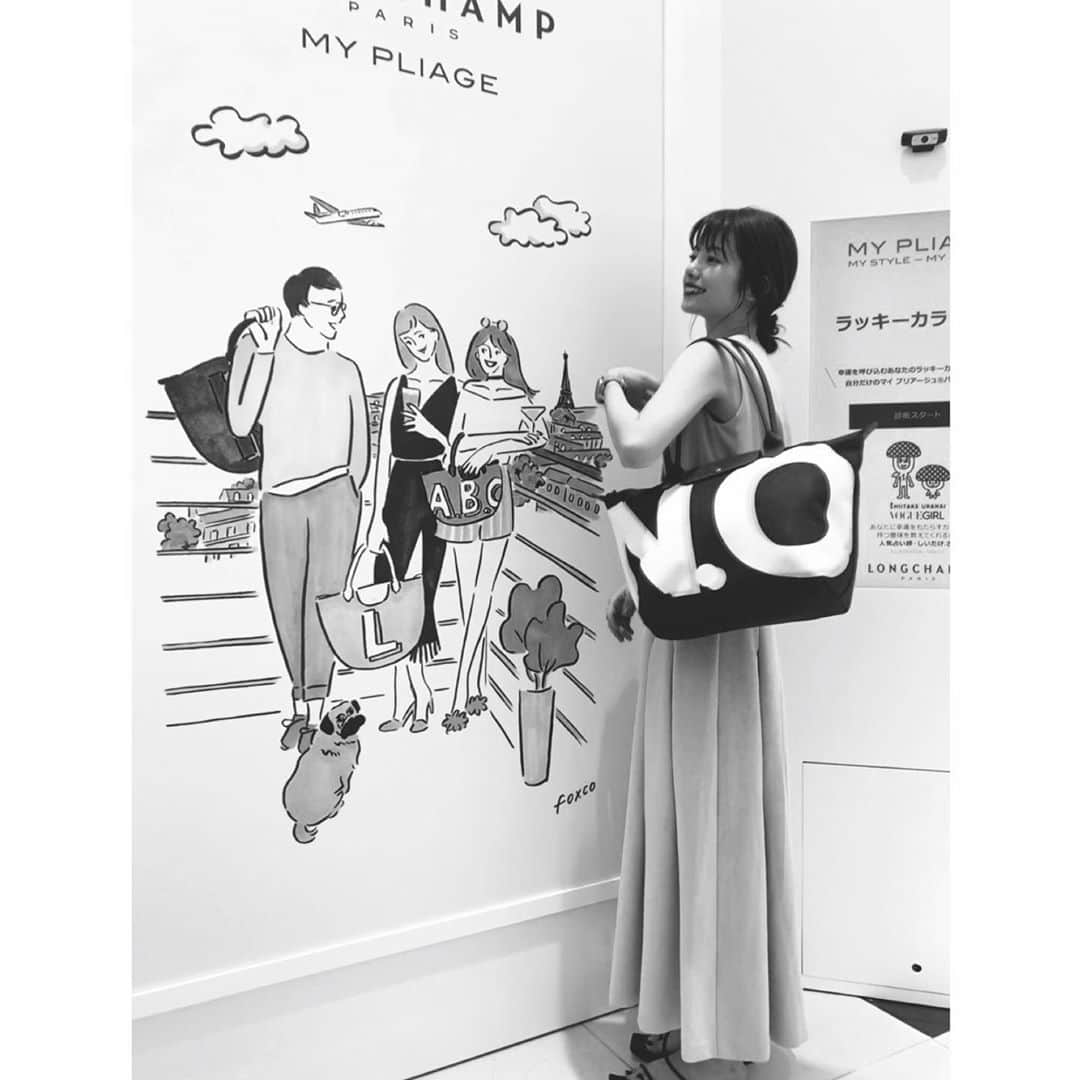 西谷菜々のインスタグラム：「. LONGCHAMP MY PLIAGEのポップアップストアへ✈️ カラーやデザインをカスタマイズして、自分だけのプリアージュが作れます🤍 しいたけ占いではバーミリオン(朱色)がラッキーカラーと診断で出たので、ロゴでカスタムしてみた🍊仕上がりが楽しみ🥰  ポップアップストアは表参道ヒルズ Rスタジオで8/31(月)まで開催中🖤 SNS投稿で可愛いお守りも貰えるで、ぜひ足を運んでみてね🕊 #ロンシャン #mypliage」