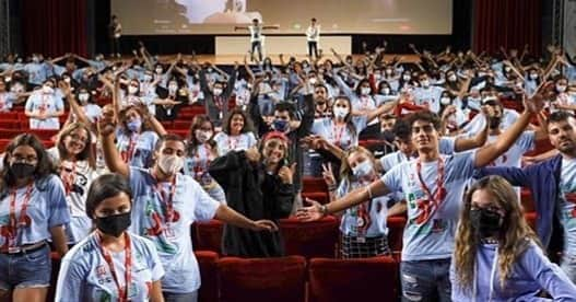 オーエン・マッケンさんのインスタグラム写真 - (オーエン・マッケンInstagram)「Thank you @giffoni_experience @giffonihub.genzanodiroma film festival for such a great reception to our film @herearetheyoungmenmovie #herearetheyoungmen & for having us in competition. Glad an Italian audience enjoyed it so much! Cheers xx」8月23日 16時21分 - eoincmacken