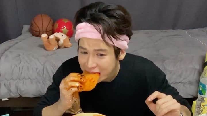 ハンビョル のインスタグラム：「Cuba Cuba Cuba! Saya mencuba makanan paling pedas di korea untuk pertama kalinya... 🔥🔥🔥🔥 One of the SPICIEST FOOD IN KOREA 🇰🇷  On YouTube. (Tears involved 😭)」