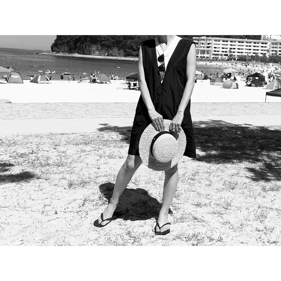 liiiiche23のインスタグラム：「・﻿ ・﻿ 白浜旅行🏖﻿ 私は海には入らなかったけど👙笑﻿ 暑かった〜🌺🌈﻿ この日の為に用意した﻿ 軽くてすぐ乾くオールインワン💛﻿ @machatt_  むっちゃ可愛い🧸✨﻿ ・﻿ ・﻿ #coordinate #code #fashion #outfit #outfitoftheday #ootd #dailylook #dailylook_japan #dailylook_jp #instafashion #instalook #machatt #マチャット #オールインワン #helenkaminski #ヘレンカミンスキー #havaianas #ハワイアナス #rayban #レイバン #sunglasses #サングラス ﻿」
