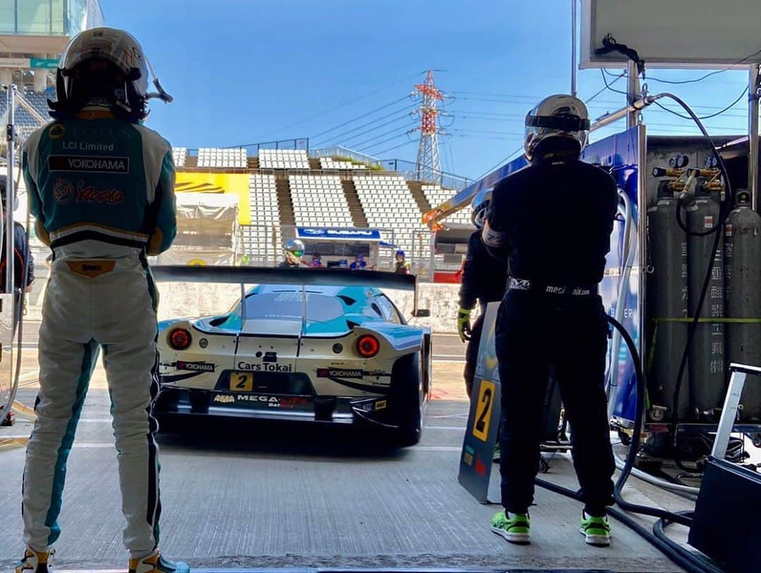 有馬綾香さんのインスタグラム写真 - (有馬綾香Instagram)「superGT rd.3 @鈴鹿サーキット 決勝☀️ 2号車 carstokaidream28 第3位表彰台でしたーーーーー😭✨✨✨✨✨✨✨  ウエイトハンディ90㎏を積んで… 少しでも多くのポイントを取ってほしいと思ってたら 序盤から波乱だらけのレースで 結果まさかの3位！！！！  もうさ…  もう！もう！！！！  ハンパねぇって！！！！！😭←w  序盤から荒れてたけど ラストは近年稀にみる凄まじい展開でした…！！！  こんな結果だれにも想像出来なかったと思う！！！！！  500も300も本当に読めない結果でした。 レースって何が起こるかわからないって再々々々々々々々確認した😭  シリーズランキングでは僅かな差で2位！！！！  ますます目の離せない2号車を 次戦も応援していきましょう📣💕  インスタライブは次戦もやるみたいよ…！！  改めて一緒に応援してくれてありがとうございました！！！  感謝…💕  #sgt #supergt #supergt2020 #lotus #evora #carstokaidream28  #suzukacircuit」8月23日 16時39分 - ayakaarima