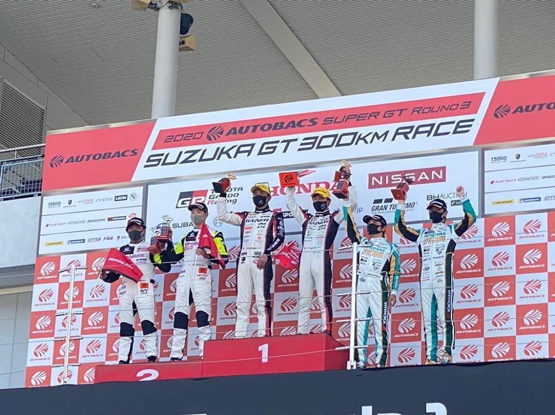 有馬綾香のインスタグラム：「superGT rd.3 @鈴鹿サーキット 決勝☀️ 2号車 carstokaidream28 第3位表彰台でしたーーーーー😭✨✨✨✨✨✨✨  ウエイトハンディ90㎏を積んで… 少しでも多くのポイントを取ってほしいと思ってたら 序盤から波乱だらけのレースで 結果まさかの3位！！！！  もうさ…  もう！もう！！！！  ハンパねぇって！！！！！😭←w  序盤から荒れてたけど ラストは近年稀にみる凄まじい展開でした…！！！  こんな結果だれにも想像出来なかったと思う！！！！！  500も300も本当に読めない結果でした。 レースって何が起こるかわからないって再々々々々々々々確認した😭  シリーズランキングでは僅かな差で2位！！！！  ますます目の離せない2号車を 次戦も応援していきましょう📣💕  インスタライブは次戦もやるみたいよ…！！  改めて一緒に応援してくれてありがとうございました！！！  感謝…💕  #sgt #supergt #supergt2020 #lotus #evora #carstokaidream28  #suzukacircuit」