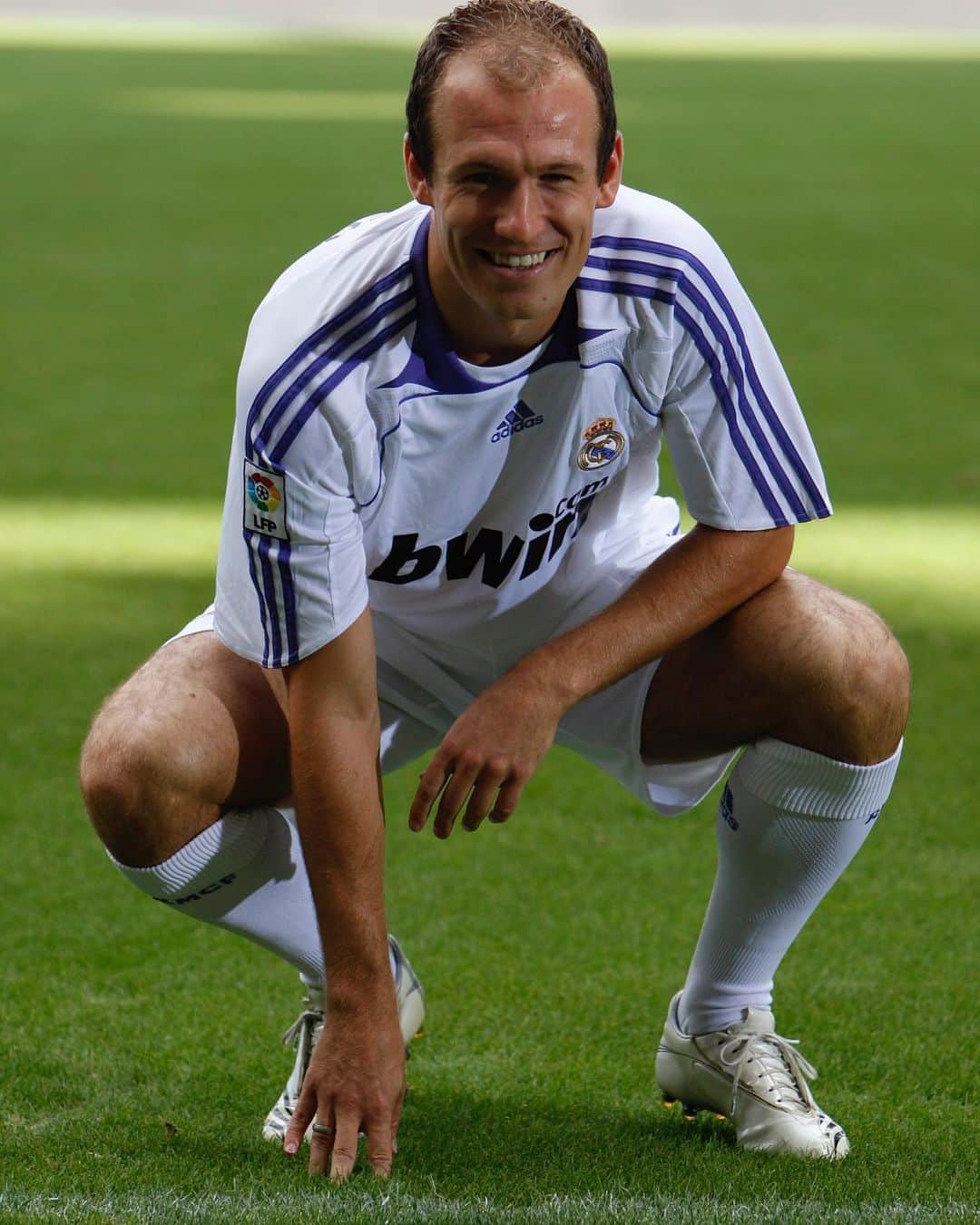 LFPさんのインスタグラム写真 - (LFPInstagram)「23/08/2007 🤍🔙  🇳🇱😃 #OnThisDay 13 years ago, @arjenrobben was unveiled as a new @realmadrid player!  🇳🇱😃 #TalDíaComoHoy hace 13 años, Robben era presentado en el Bernabéu.   #Robben #RealMadrid #LaLigaSantander #LaLiga #LaLigaHistory」8月23日 16時55分 - laliga
