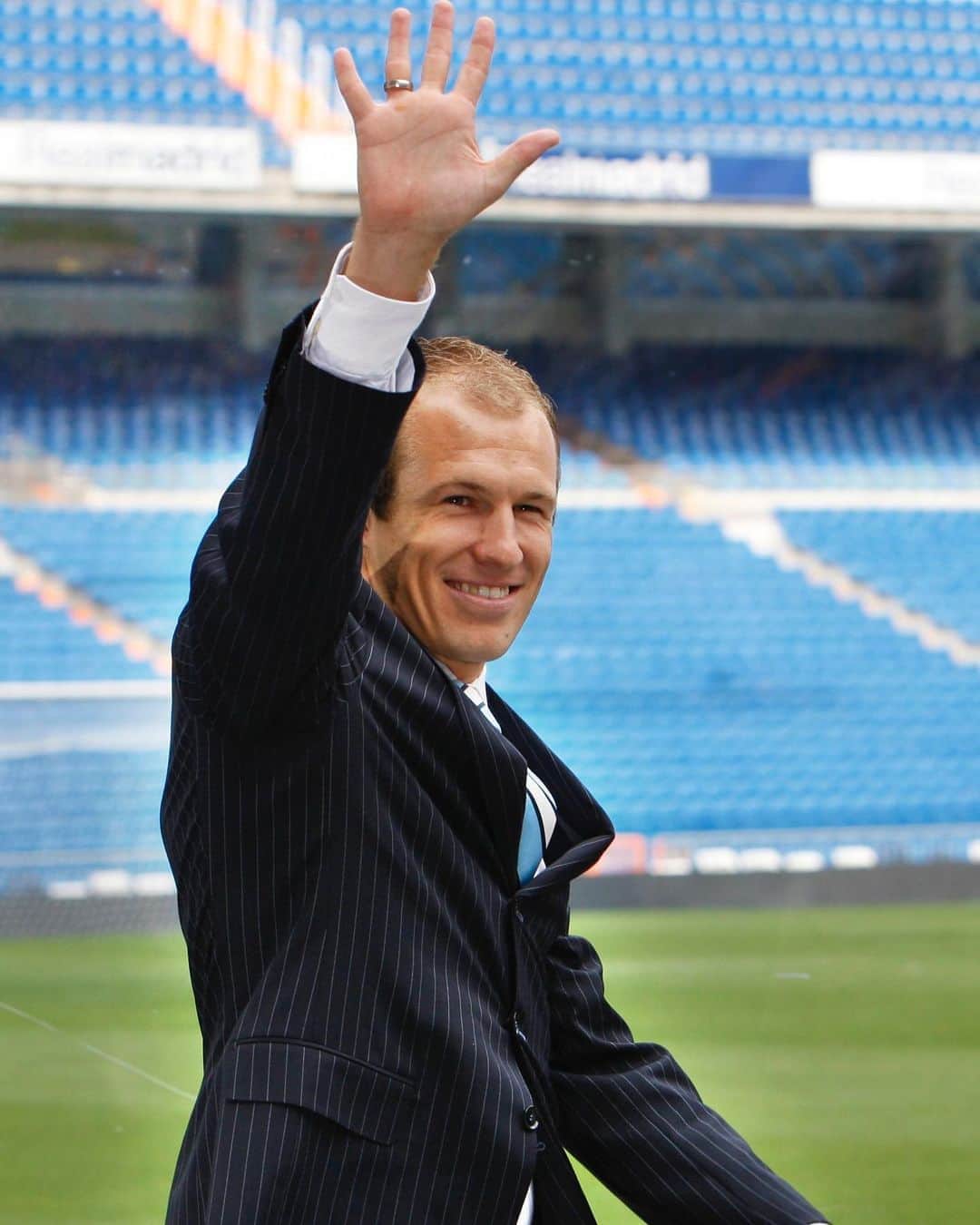 LFPさんのインスタグラム写真 - (LFPInstagram)「23/08/2007 🤍🔙  🇳🇱😃 #OnThisDay 13 years ago, @arjenrobben was unveiled as a new @realmadrid player!  🇳🇱😃 #TalDíaComoHoy hace 13 años, Robben era presentado en el Bernabéu.   #Robben #RealMadrid #LaLigaSantander #LaLiga #LaLigaHistory」8月23日 16時55分 - laliga