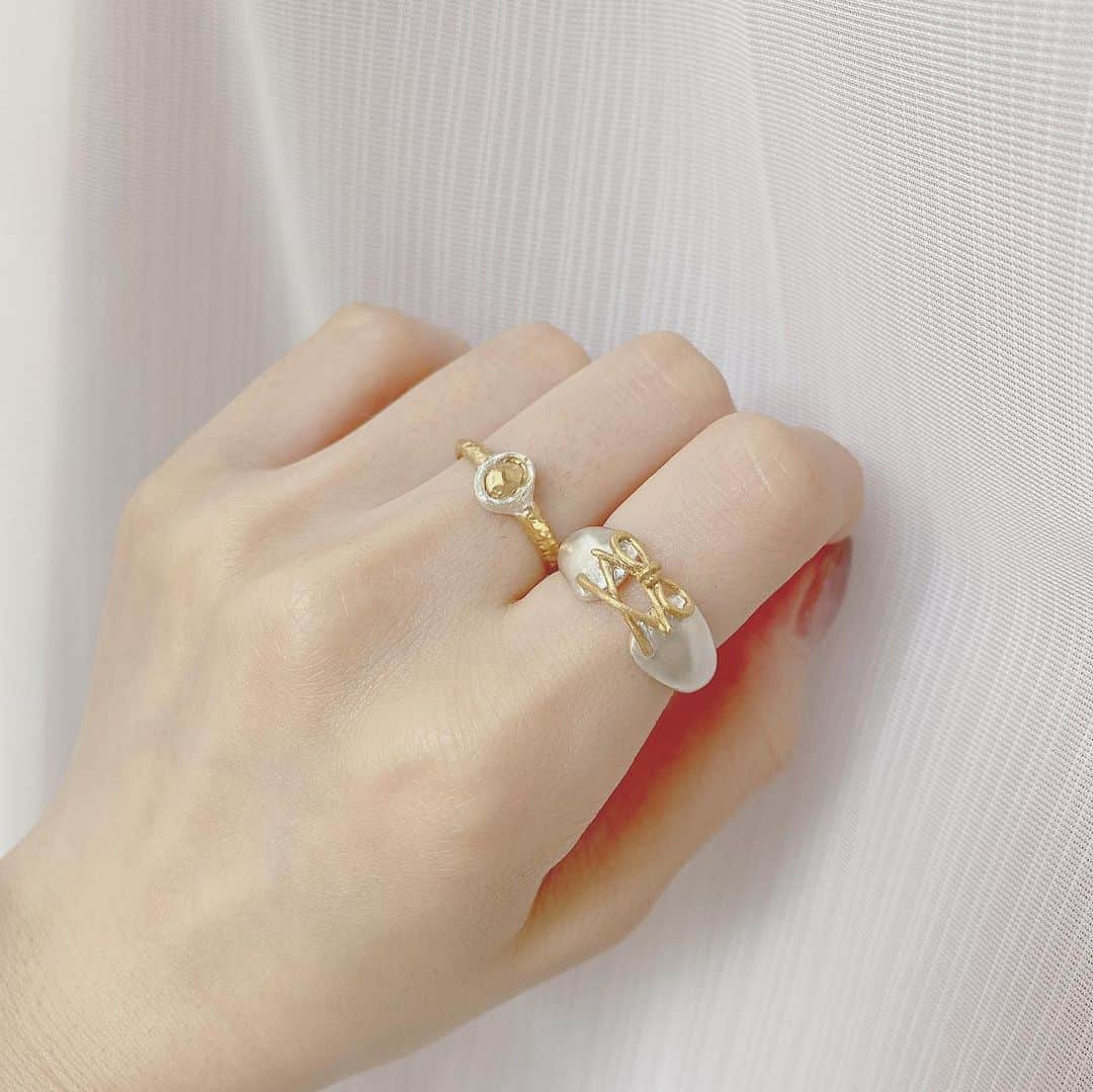 野田真実さんのインスタグラム写真 - (野田真実Instagram)「． ． ． emiru ring ． ． 前回ポップアップストアで購入した天然石リングに加えて、また新しく購入したもの🥰 ． ． 本当に可愛くてトキメキ半端ない🥺💗💗 ． ． 注文してから届くまでワクワクしてたから嬉しい～～ ハンドメイドはなんだか温かみがあって好き ． 可愛い巾着もついてて嬉しい💗 ． コレクション癖あるな～わたし。 ． ． #emiru #emirujewelry #ring #指輪 #アクセサリー」8月23日 16時56分 - noda_mami_