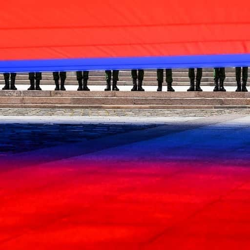 AFP通信さんのインスタグラム写真 - (AFP通信Instagram)「AFP Photo 📷 @kudryavtsev4 - Russian servicemen roll out a huge Russian national flag during a celebration ceremony of the National Flag Day at Poklonnaya Hill in Moscow on August 22, 2020. Russia marks the 29th anniversary of the abortive 1991 coup against then Soviet president Mikhail Gorbachev. August 22, 1991, was declared as Russia's Flag Day when Russia's flag was raised atop the Russian White House instead of the Soviet one was declared as Russia's Flag Day. #flagday #moscow」8月23日 16時56分 - afpphoto