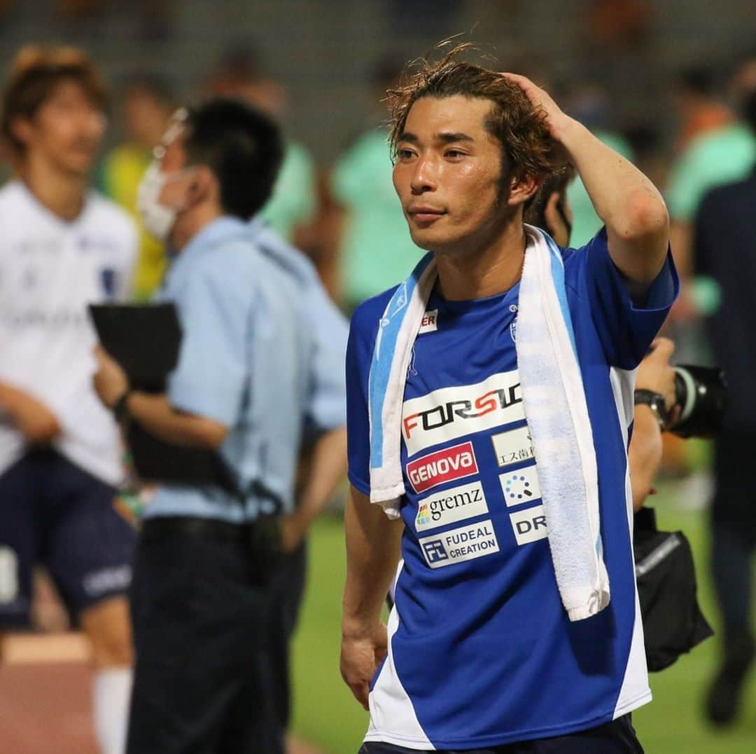 横浜FCさんのインスタグラム写真 - (横浜FCInstagram)「- 2020/8/22 vs SHIMIZU S-PALSE 試合後のグータッチ🤛🏻 笑顔😊 ガッツポーズ✈️🏳️🌪 - #YOKOHAMAFC #横浜FC #RECORDTHEBLUE #JLEAGUE #Jリーグ #グータッチ #笑顔 #smile #ガッツポーズ #ヤナガワゴーッ」8月23日 16時57分 - yokohamafc_official