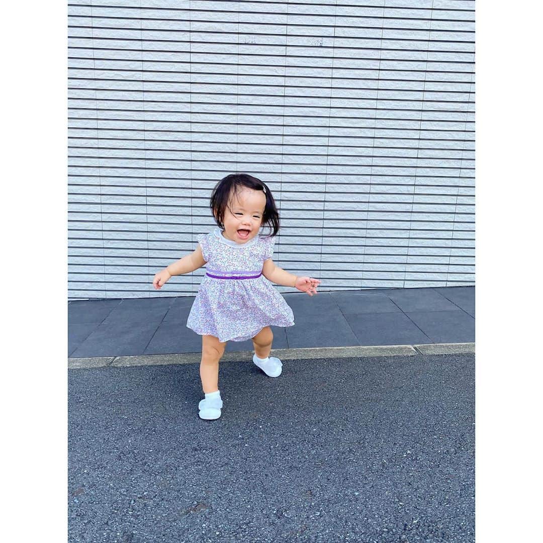 姫野れみのインスタグラム：「はじめてのお靴デビュー👟♡ 記念すべきファーストシューズは、 上品かつデザイン性がたまらなく可愛い @attipas_jp さまのソックスシューズ ✿ ✿  少しお部屋で練習してすぐ慣れたので こんなにお外で楽しそうに歩いてます️ 𖤐 ˒˒  "世界30カ国以上で広まる 人気のソックスシューズブランド" 可愛いだけじゃなく、 赤ちゃんが安心して歩けるように 生体力学に基づいたフォルムには 歩きはじめの赤ちゃんにとっても大切な フィット感、柔軟性、軽さや滑りにくさなど たくさんの機能が詰まっています!! なので安心して見守ってます𓂃 𓈒 𓂂𓏸  そしてなんとネットに入れて 洗濯機で丸洗いできちゃう！！！ なので躊躇なく真っ白も選べます♡♡  他にもコラボ商品など可愛いデザインの ソックスシューズがたくさんあるので ぜひぜひcheckしてみてください♪  #attipas #fastshoes #アティパス #ファーストシューズ #1st #baby #girl #babygirl #12months #babyfashion #baby #1歳 #12ヶ月 #ベビー #赤ちゃん #女の子ベビー #組曲 #女の子 #ベビフル #ベビモ #ベビーフォト #赤ちゃんのいる生活 #べびすたぐらむ」