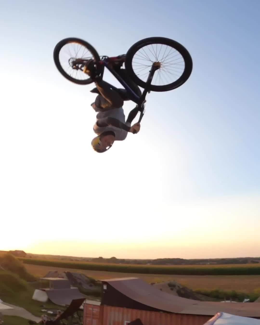 レッドブルのインスタグラム：「SO twisty. SO clean. 😳 yeah we gotta see that again...  🌪 : @davidgodziek 🎥 : @szymongodziek #redbull #givesyouwings #bike #fromwhereiride」