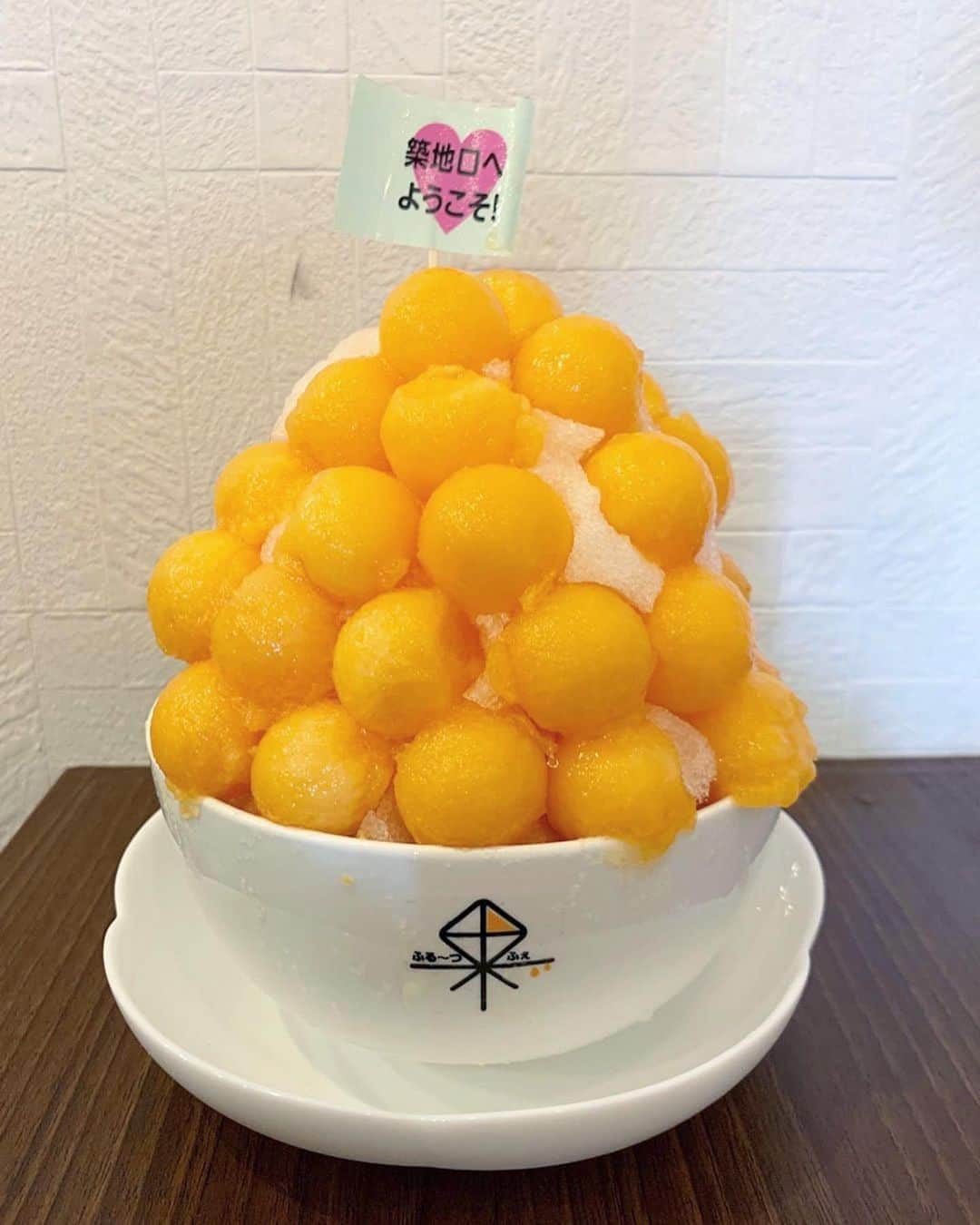 ナゴレコさんのインスタグラム写真 - (ナゴレコInstagram)「「赤肉メロン氷」﻿ リポスト✒︎八百屋が営むカフェでいただくフルーツまるごとかき氷、ぜんめいや さんの赤肉メロン氷🍈🍧﻿ ﻿ 旬のフルーツをさらに厳選して作るかき氷やフルーツサンド、パフェが大人気👏🏻💯こちらのメロンもその時々で美味しい産地、メロンを厳選しているそう🤤🍈﻿ ﻿ 綺麗に丸くくり抜かれたメロンがとても美味しそうですね😍✨なんとメロンを丸々1個〜1個半も使用しているようですよ😳⭕️﻿ ﻿ これほどフルーツを大胆に贅沢に使用しているかき氷は珍しいですね😎👏🏻 ﻿ @mihorani さん、#ナゴレコ ありがとうございます⭕️﻿ ﻿ Repost @mihorani・・・﻿ ﻿ 🌟フレッシュメロンかき氷🌟﻿ .﻿ .﻿ 初めて行った人気店✨﻿ .﻿ .﻿ 美味しそうなフルーツのかき氷やソフトクリームがいろいろ💕﻿ .﻿ 八百屋さんのカフェだから間違いないよね。﻿ .﻿ 迷いに迷って﻿ 赤肉メロン氷🍈🍈🍈(1980円)﻿ .﻿ .﻿ メロン1玉使用しているのですごい迫力😍﻿ .﻿ .﻿ 甘くてジューシーな美味しいメロンが﻿ お腹いっぱい食べられる😋🍈🍈🍈﻿ .﻿ .﻿ .﻿」8月23日 17時11分 - nagoya_food