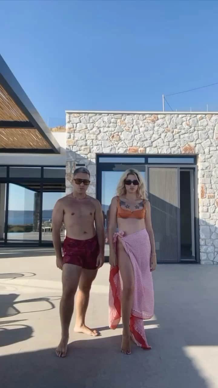 エレオノーラ・カリシのインスタグラム：「Stamm Turnann  @giuseppedamato  #Greece 🧡💛」