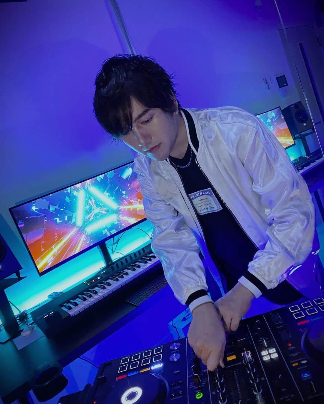 TeddyLoidのインスタグラム：「▲ TeddyLoid Ver. 31 ▲  31歳になりました⚡️ 今年に入ってから今まで以上に真剣に、そして楽しく音楽に向き合っているなと感じています。  周りにいてくれる皆、僕の音楽を聴いてくれる全ての方々へ、もっともっと沢山の音楽を届けます。  これからもTeddyLoidを宜しくお願いします🤝  ///  I’ve turned 31 today⚡️ I feel that I've been facing music more seriously and enjoying it more since the beginning of this year.  I hope I could deliver more and more music to everyone who is around me and everyone who listens to my music.  Thank you for your continued support of TeddyLoid 🤝  Location : Delta Networks Studio @deltanebula」