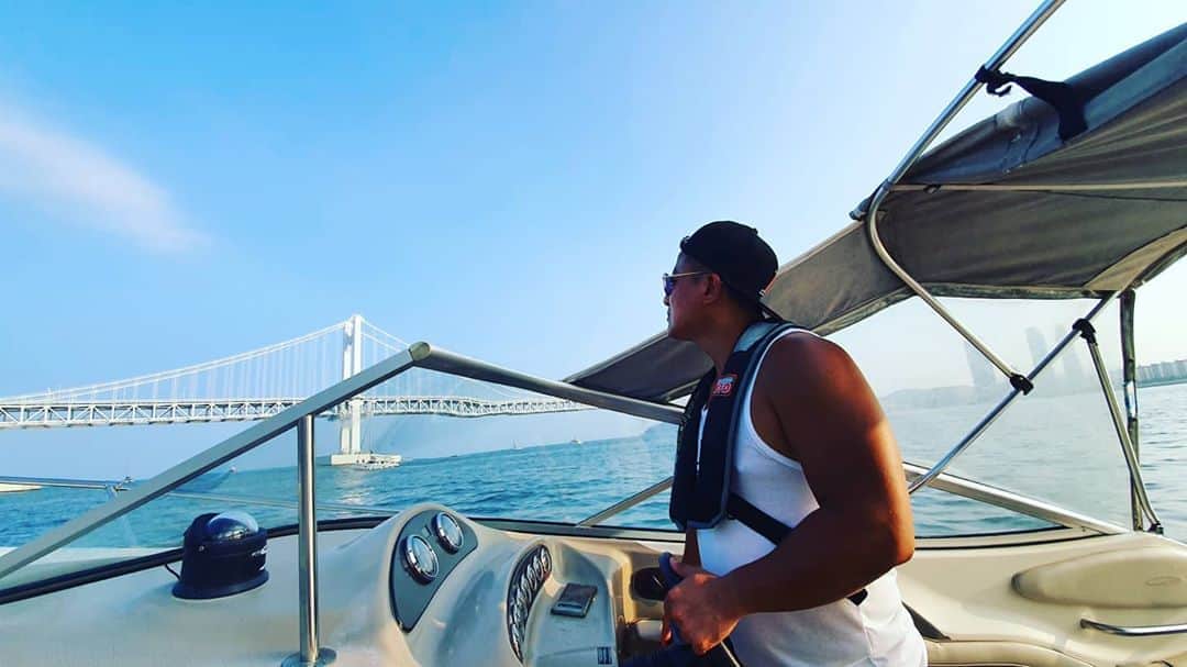 ミン・ヨンウォンのインスタグラム：「우리가족 뜨거운 여름🌞🌞🌞🌈🌈🌈 . 남표니 조정면허증 따고 첫 운전~!! #짱멋짐  #폭팔 #😍😍😍 . 바람쐬면서 음악듣고 스트레스와 피곤 날려버리기 👍👍👍 . 민서는 오늘도 배 타자마자 기절 ㅋ~~ . 배 내리면 눈뜨는...👀👀👀 . 정말 엄마 뱃속같아서 그럴까요? . 매일 아기띄 매고 아기 살탈까봐 모자로 가리고... #지고이고메고 #체력의한계 #엄마노릇 #극한직업 #극도로사랑해 . 이렇게 또 추억이 생기네요 #가족 . . . . . 요즘 진짜 힘듦이 반복☆ #17갤아기 #에너자이저 #끝나지않는두아들체력 #나만힘듦 #육아소통  #육아맘 #육아일기 #황금돼지띠아들 #일상 #요트 #오오티디 #부산 #babyboy」