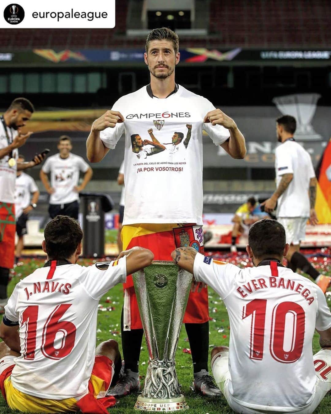 セビージャFCさんのインスタグラム写真 - (セビージャFCInstagram)「#repost • @europaleague For those that missed this ❤️  3rd European trophy for @jnavas16, last dance for @ever19banega 👏  #UELfinal」8月23日 22時54分 - sevillafc