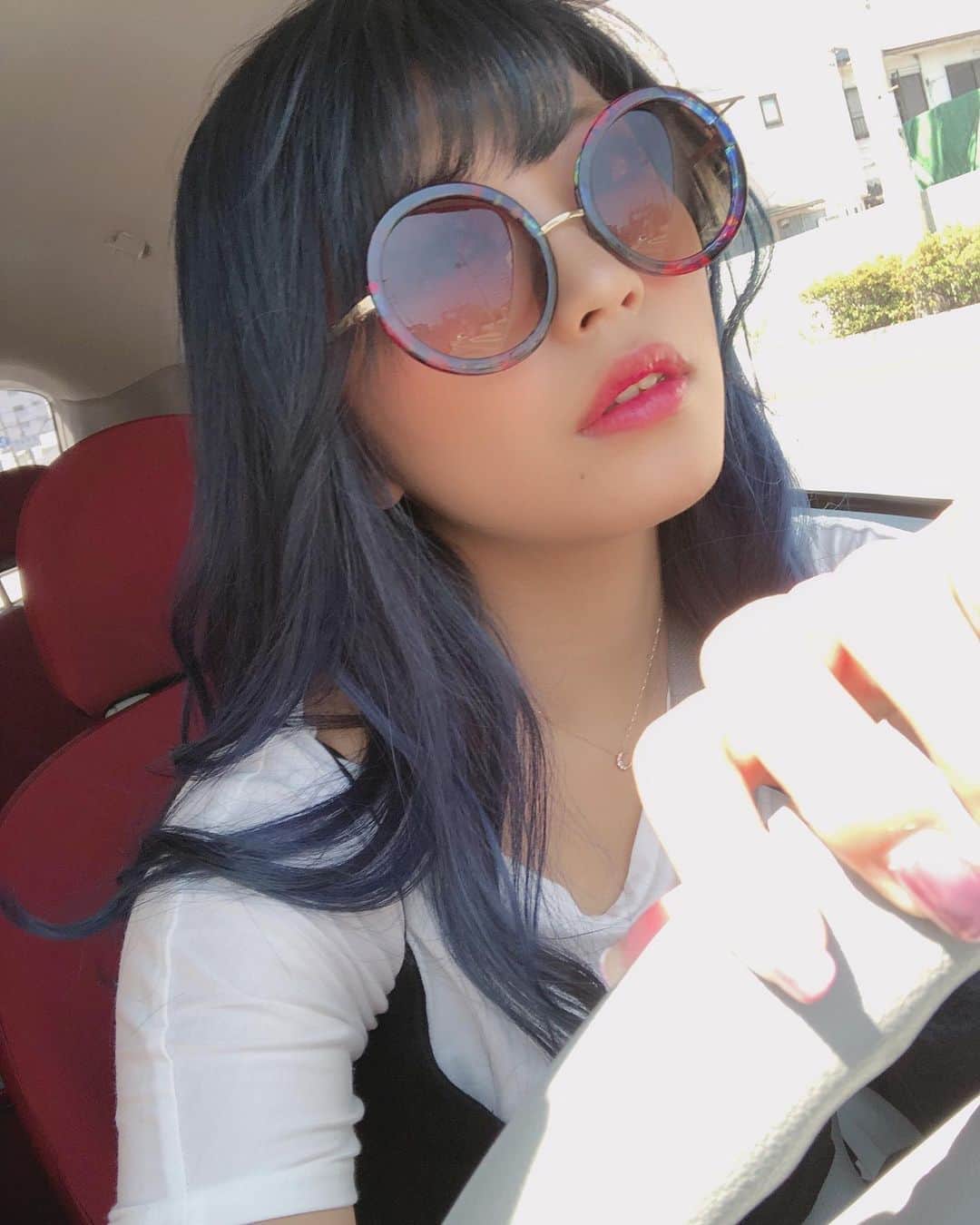 EON（梶野恵園）のインスタグラム：「﻿ ﻿ 叶美香さんもこの位の青髪の時あったよね？﻿ ﻿ ﻿ もちろんあんなにないけどね？﻿ ﻿ ﻿ QとRの間らしいで？﻿ ﻿ ﻿ 17と18の間やで？どうなん？﻿ ﻿ ﻿ ていう、πの話🙋🏼‍♀️」
