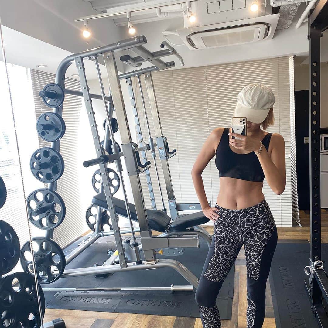 のインスタグラム：「【無事お腹脂肪が死亡〜ビヨンド3回目✌️】﻿ ﻿ この日はお腹をいじめに @beyondgym_jiyugaoka 🥳﻿ ﻿ なんか腹筋不足をとても感じてて、老いてくると腹筋が足りないことによっていろんな弊害(健康面含めて)感じるからしっかりやろう！と思って今回は腹筋をメインに。﻿ ﻿ しかもひどい腰痛持ちだからいろんなことできないのでちゃんとトレーナーつけないとまじで腰痛めるんですわたし。。。﻿ ﻿ そういえばさっそくフォロワーさんが入会したらしいので、わたしも負けないようにがんばらなきゃ😇❤️﻿ ﻿ 載せなくなったらサボってるってことだから誰か注意してね😇﻿ ﻿ 体験レッスンやってるらしいよん。﻿ そして相変わらずナイトブラでトレーニングしてごめんなさい。だって楽だし肉が漏れなくていいんだもん🦊﻿ ﻿ ﻿ #beyond#ビヨンドジム#ビヨンド自由が丘#ジム#パーソナルジム#パーソナルトレーニング#ボディメイク#ダイエット#体幹#筋トレ#筋トレ女子#雑魚がんばります#腹筋#腹筋女子」