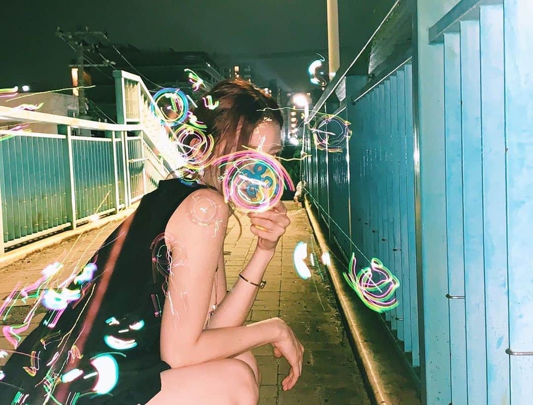 金子実加のインスタグラム：「Sans toi les émotions d’aujourd’hui ne sont que la peau morte des émotions d’autrefois. -映画『アメリ』 あなたがいなければ、今日の感動は昔の感動の死んだ皮膚に過ぎない。 . . . . . . . . . . #写真好きな人と繋がりたい #ファインダー越しの私の世界 #東京 #girlportrait #お洒落さんと繋がりたい #ポートレート女子 #カメラのある生活 #モデル募集 #儚くて何処か愛おしい様な #その瞬間に物語を #日常に魔法をかけて #東京カメラ部 #何気ない瞬間を残したい #毎日が笑顔で溢れてる #portrait #love #beautiful #picoftheday #art #summer #beauty #life #amazing #しゃぼん玉 #シャボン玉 #神秘的 #遊び」