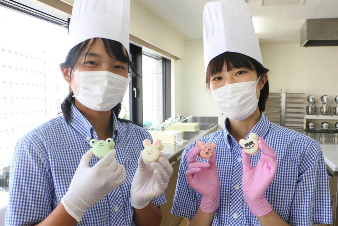 神戸製菓専門学校（公式）さんのインスタグラム写真 - (神戸製菓専門学校（公式）Instagram)「🌈オープンキャンパス🌈 高校1・2年生限定のオープンキャンパスでした⭐️   マカロンとクッキーのアイシングにチャレンジ🙌  教えてくださったのは本校の卒業生でもある河野先生です✨😊  マカロンを作る工程もデモンストレーションで確認していただきましたよ✌️  今日はサプライズで保護者の方も一緒に親子で体験していただきました♪😊  皆さん和気藹々とした楽しい雰囲気で取り組まれていました❣️  体験や説明を通して、製菓分野についての理解が深まったのなら幸いです😄  次回の高校1・2年生限定オープンキャンパスは9/20(日)‼️ あの高級フルーツ、シャインマスカットを贅沢に使ったタルトです✨😍  毎年人気で予約も埋まりやすいので、参加希望の方はお早めに💡  公式ホームページやLINE、インスタDMからお申込みを受付けてます🍀  #神戸製菓　#神戸製菓専門学校　#神戸製菓専門学校oc #オープンキャンパス　#マカロン　#動物　#アイシングクッキー　#クッキー　#アイシング　#製菓　#パティシエ　#パティシエカメラ部 #お菓子作り　#お菓子作り好きな人と繋がりたい　#macarons #instasweet #instagood #instafood #おやつ　#おうち時間　#おうちカフェ　#カフェ　#cafe #神戸　#三ノ宮　#三宮　#pattistagram2020」8月23日 17時28分 - kobeseika_info