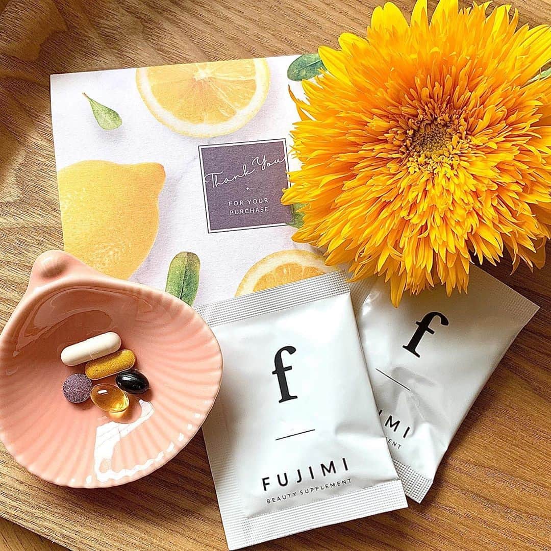松原汐織のインスタグラム：「@fujimi_official 💊 最近よく聞くFUJIMIのサプリ。 新しいものはドンドン試したい派なので、私も始めてみました！ ・ 肌診断の結果に応じて処方されるサプリなので、自分にピッタリ合うものが摂れるんです💡 私はアスタキサンチン、ビタミンB、ビタミンACE、レスベラトロール、フィッシュオイルの5種類でした🙋🏻‍♀️ ・ マスクによる摩擦や蒸れ、紫外線など肌への刺激が気になりますよね😢夏のダメージを受けて秋に一つ歳を取るなんていう話もあるので、夏のうちに飲むスキンケアとして内側からもケアを開始！ サプリは直ぐに効果が出るものでもないので、気長に効果を待ちつつ続けていきたいと思います🌻 ・ #しおりの美容道 #FUJIMI #PR #美容液 #パーソナライズサプリ」
