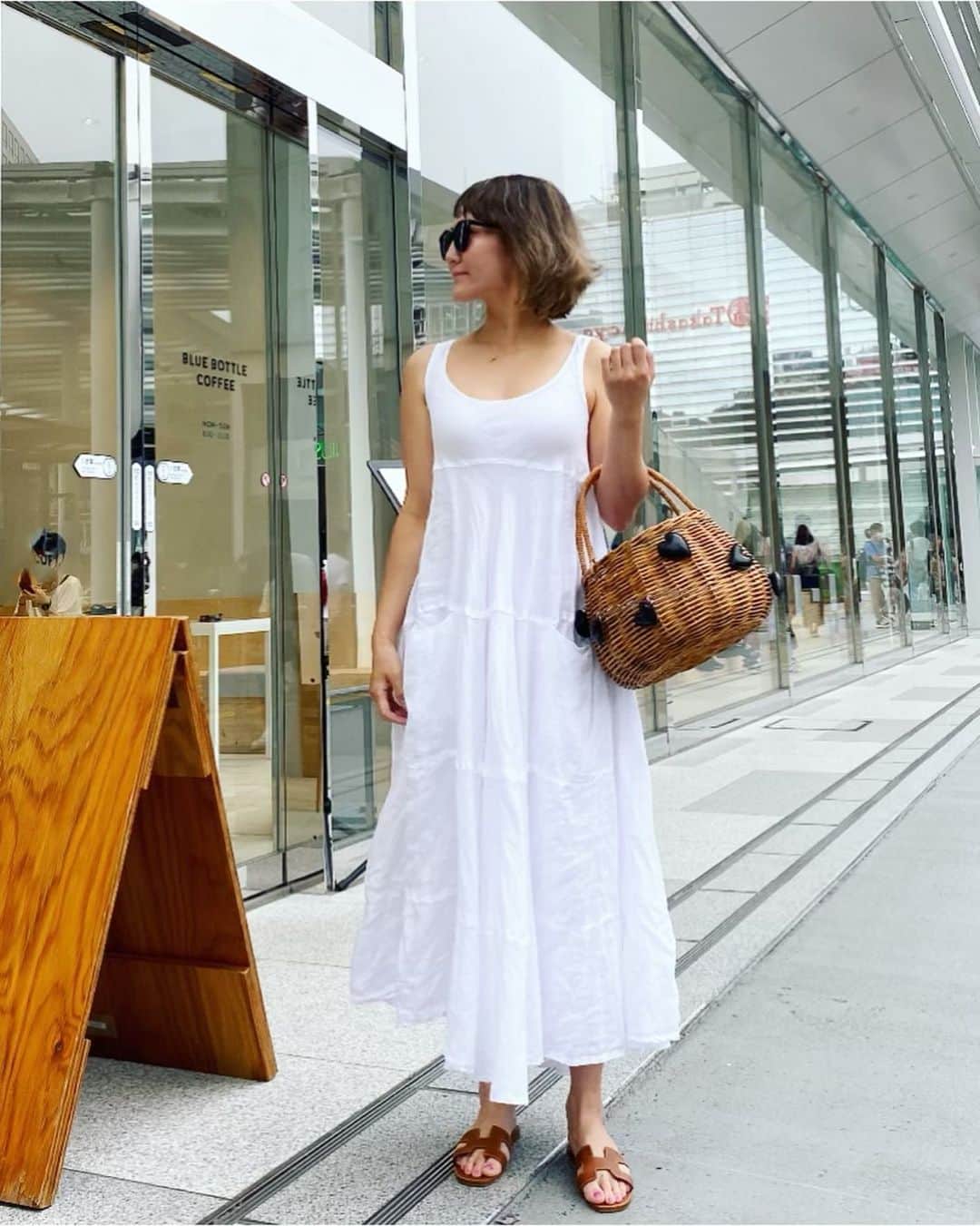 のインスタグラム：「昨日、だんなさんが夢に出てきた。 うれしかったな またすぐに出てきてほしい。  こんなに会わなかったことがないから、すごく変だよ。 会いたい。 ・ ・ ワンピース#CPSHADES#シーピーシェイズ#ronherman  サンダル#HERMES#エルメス バッグ#LUDLOW#ラドロー ・ ・ ・ ・  #coordinate#コーディネート#コーデ#FASHION#ファッション#ootd_cob#着回しコーデ#ponte_fashion#kurashiru#kaumo_fashion #大人カジュアル#ロカリ#プチプラミックス#mineby3mootd」