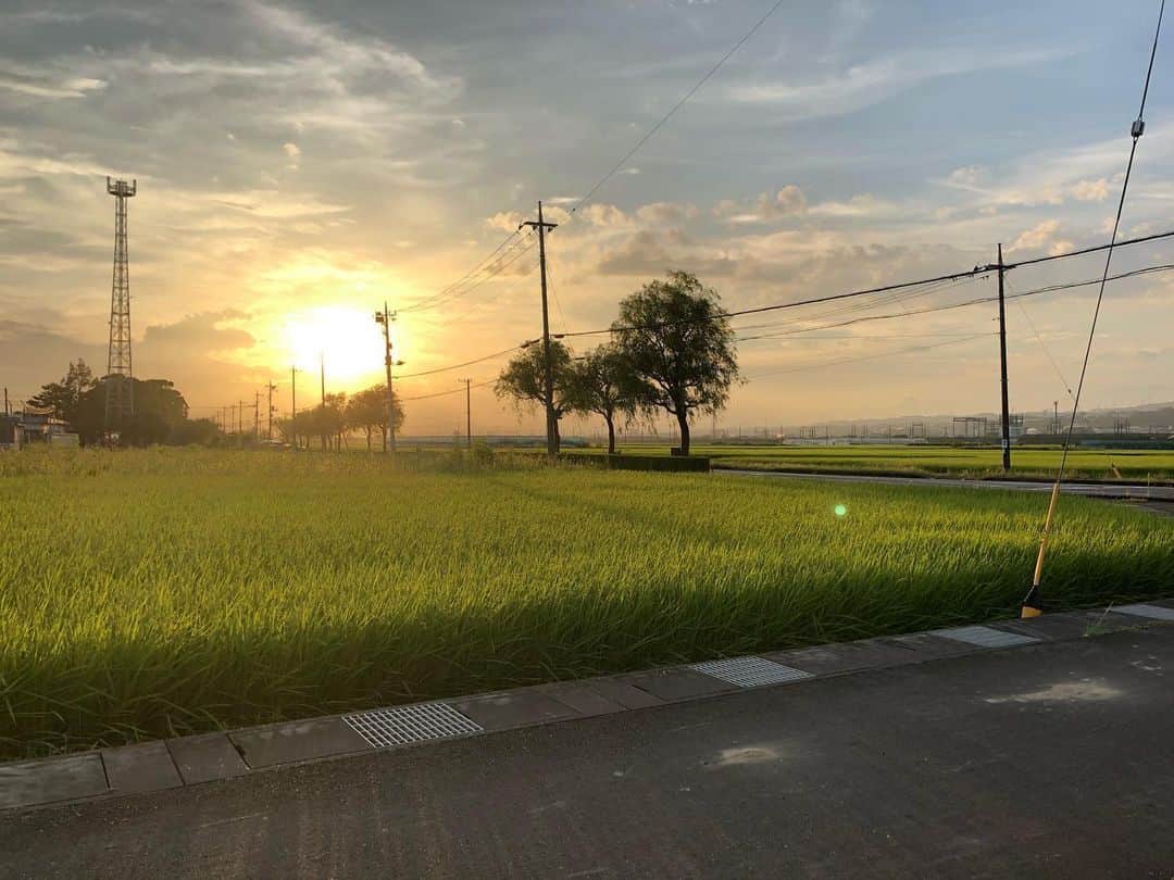 村上佳佑さんのインスタグラム写真 - (村上佳佑Instagram)「ヨーロッパの田舎の夕暮れ  ではなく、僕の地元の風景です。 兄が写真を送ってくれました📸  そして今日のsunday musicはお休みします👏🏻」8月23日 17時40分 - keisukemurakami_official