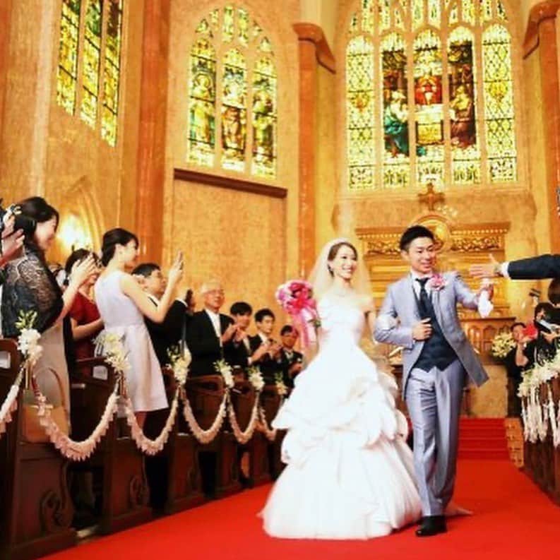 マリエカリヨン名古屋さんのインスタグラム写真 - (マリエカリヨン名古屋Instagram)「@marieecarillon . こちらのお写真は、 @naaana_1010 さまを リグラムさせていただきました✨” 素敵なお写真をありがとうございます！ . 憧れの大聖堂ウェディングは 何年経っても色褪せない素敵な思い出に🥺 アンティークステンドグラスに囲まれて あたたかなご結婚式をマリエカリヨン 名古屋で叶えませんか？💍💕 . ▼ブライダルフェアは インスタのTOPからご予約が出来ます⚐ ＞＞＞ @marieecarillon . マリエカリヨン名古屋では、 お客様の安心安全を考慮して、 業界のガイドラインに沿って、 感染症対策を行ったうえで、 営業を行っております。 オンラインでのご相談も受け付けておりますので、 お気軽にお問合せください。 . ------------------ . @marieecarillonをフォローして #マリエカリヨン #マリエカリヨン名古屋 のハッシュタグをつけて お写真を投稿してみてくださいね✳︎ . こちらの公式IG（@marieecarillon） で取り上げさせていただきます♡ . #マリエカリヨン  #マリエカリヨン名古屋  #dress #nagoya #wedding  #weddingdress #weddingparty  #ウェディングドレス  #カラードレス  #結婚式レポ  #チャペル #プレ花嫁  #卒花嫁 #披露宴 #結婚式準備  #日本中のプレ花嫁さんと繋がりたい  #結婚式 #結婚式場  #東海プレ花嫁 #名古屋花嫁  #プレ花嫁準備  #ステンドグラス #アンティーク」8月23日 17時40分 - marieecarillon