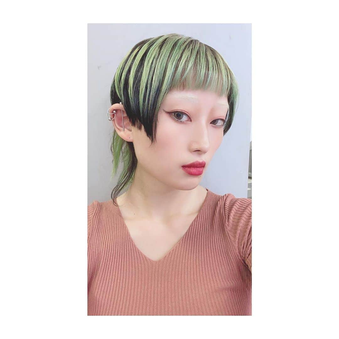 のインスタグラム：「緑になりました💚💚💚 緑と黒のコントラストがめちゃ可愛い😍 . . .  #撮影モデル #撮影依頼募集中 #透明感 #グリーンカラー #shorthair #サロンモデル  #フェミニン #白肌 #silveraccessory #ダークヘア #realitive #サロンモデル #ファッション #大人かわいい #アイメイク #ツヤ肌 #作品撮り #japanesegirl #ウルフヘア #tiffany #カメラマンさんと繋がりたい #ポートレートしま専科 #美容師さんと繋がりたい  #いいね返し #いいねした人全員フォローする #いいね返しは絶対 #followforfollowback #l4l #いいねした人で気になった人フォロー #fff」