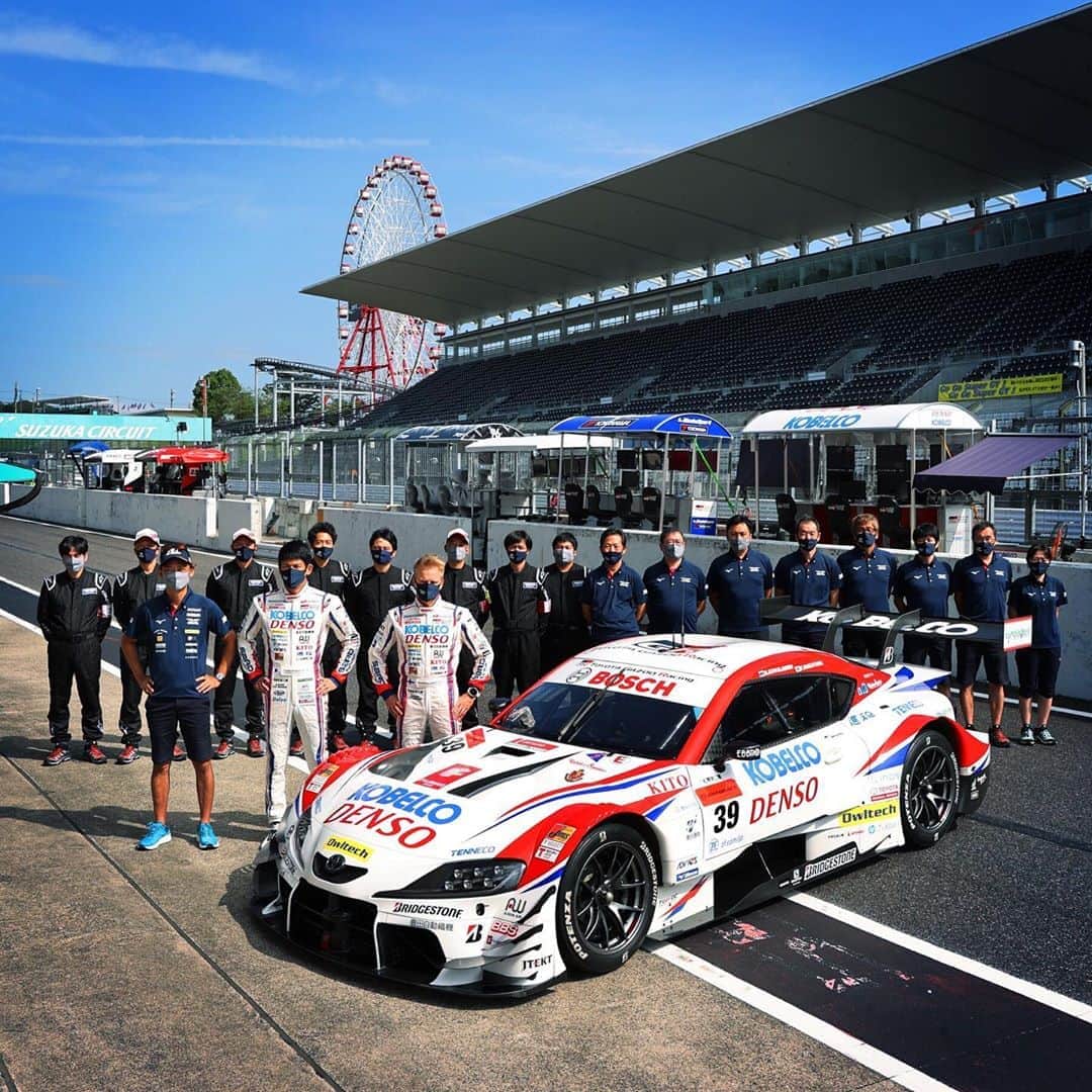 のインスタグラム：「『三橋仁明写真館』 スーパーGT Rd3 Final 5位  ヘイキがチームに戻り、ドライバー2人の頑張りと、チームスタッフの成長、そして抜群のタイミングでの素早いピット作業で3位まで上がるも、後続に追突されスピン。5位でレースを終えました。  結果は結果ですが、チームの成長を肌で感じながらの週末は、進むべき道を示してくれたと思います。  新生SARD、引き続きkeep going!!  応援頂いた皆様、ありがとうございました。  #supergt #toyotagazooracing #tgrteamsard #grsupra @heikkikovalainen @yuone_n  #三橋仁明 #カメラマン」
