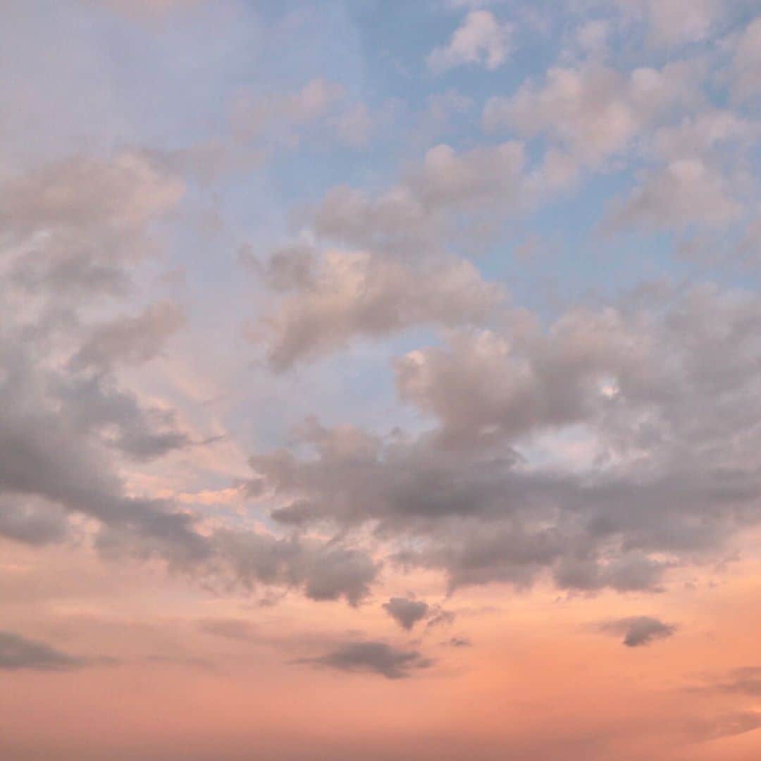 KEINA HIGASHIDEのインスタグラム：「いつかの夕日。 埼玉のいいところは 空が広いところ。  #夏の思い出 #eos8000d」