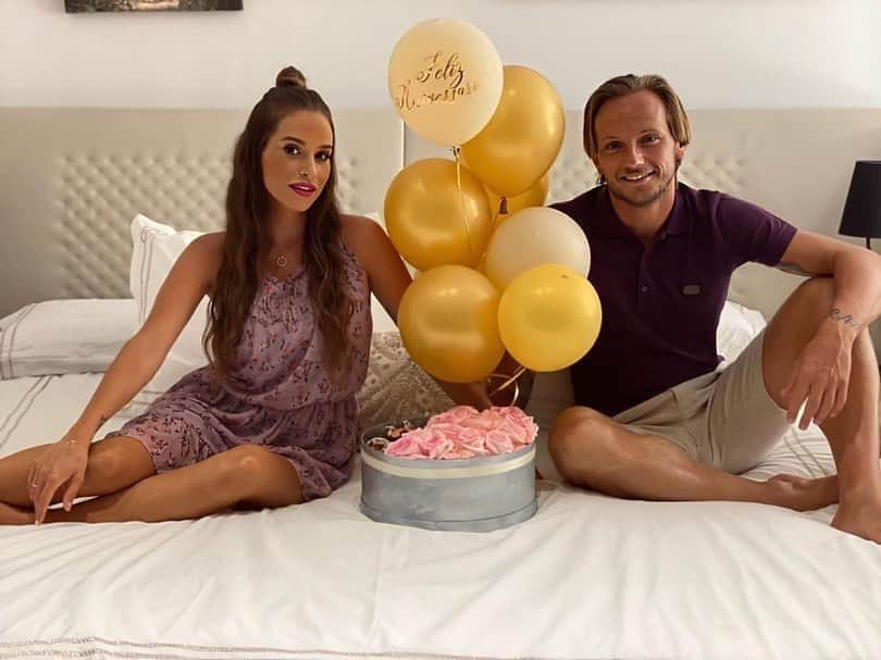 イヴァン・ラキティッチのインスタグラム：「9️⃣ Años de amor....❤️ @raquel_mauri #lafamiliaunidajamásserávencida」
