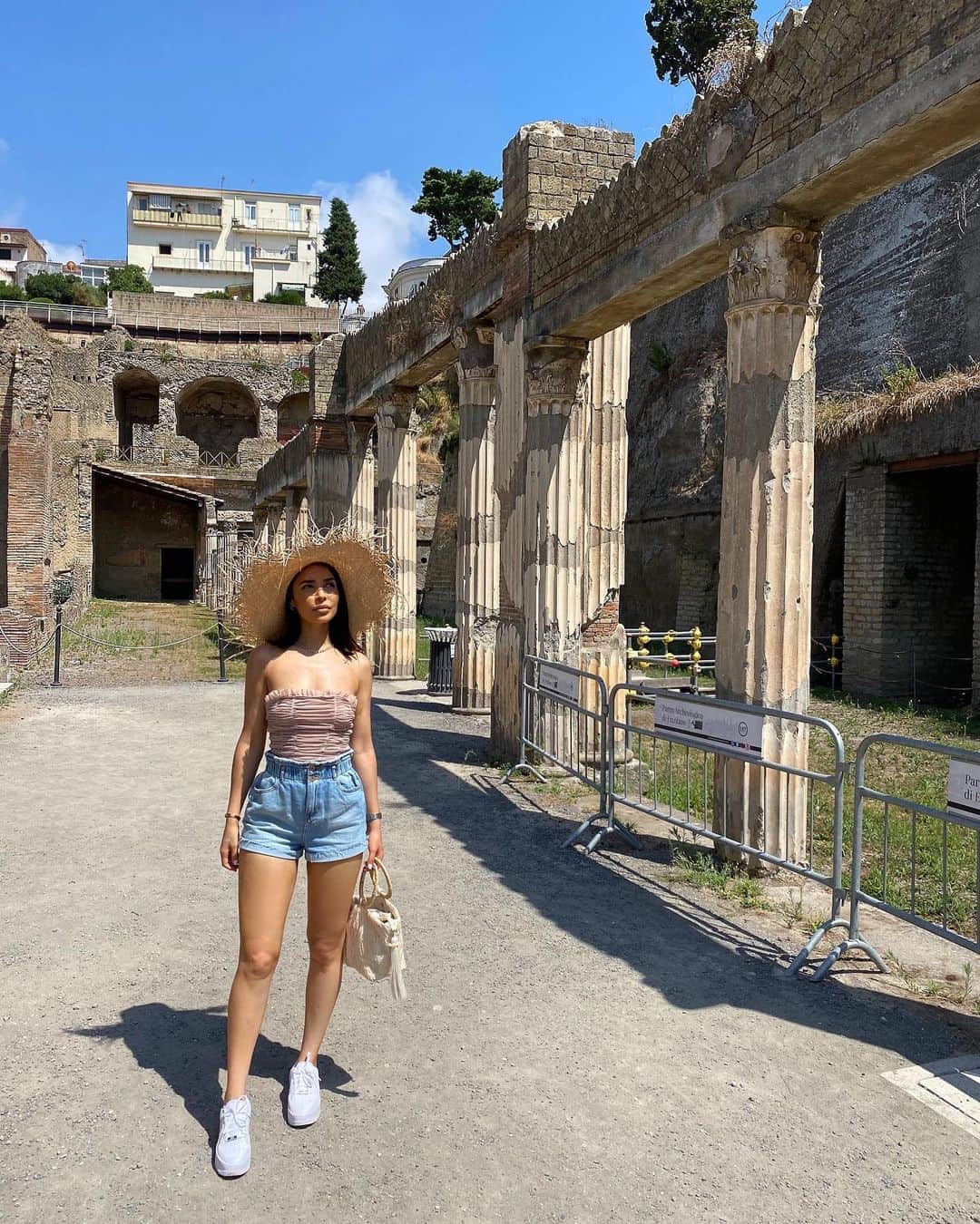 sananasのインスタグラム：「HERCULANUM 🗿Imaginez vous vivre paisiblement dans votre petite ville Romaine en 79 après J.-C. près du Vésuve, un volcan de 1281 mètres d’altitude (on le voit bien sur la photo 9)... Ce volcan est l’un des plus dangereux au monde et il finit par exploser ...🌋Pendant des siècles cette ville est ensevelie dans la gangue volcanique jusqu’au 18ème siècle. C’est en 1738 que les premiers fouilleurs creusèrent des tunnels afin de dégager cette ville emprisonnée à la recherche de trésors ⛏ Certains ont pu s’enfuir mais d’autres n’ont pas réussi, les squelettes ont été retrouvé au 20ème siècle dans les abris à bateaux au bord de la plage (photo 8) avec leurs bijoux 😥Je suis impressionnée par l’état de conservation de cette ville, j’ai vraiment eu l’impression d’être remontée dans le temps c’est dingue. Tout est resté à sa place tel que l’on peut imaginer la vie que menait ce peuple. D’ailleurs je ne m’attendais pas à ce qu’ils soient aussi avancés sur pleins de choses (passages piétons avec des pierres, portes coulissantes en bois, le réseau d’eau ...) Ces vestiges sont vraiment impressionnants ! Même si nous avons eu la superbe idée de le faire à midi 🕛 et que j’étais en PLS à cause de la chaleur ça valait vraiment le coup ! D’ailleurs Herculanum est moins connue que Pompéi et plus petite mais c’est de loin la ville la mieux préservée de toutes les cités ensevelies par l’éruption du Vésuve (et moins de monde aussi donc c’était top !). Entre nous, ce qui fait un peu flipper c’est qu’à ce jour le Vésuve reste l’un des plus dangereux et peut exploser du jour au lendemain 😱Le conduit qui relie la chambre magmatique au cratère est obstrué 😱On va rester optimistes hein ! Mais je serais pas rassurée moi🙈  #Herculanum #Ercolano #Italy #Vesuve」