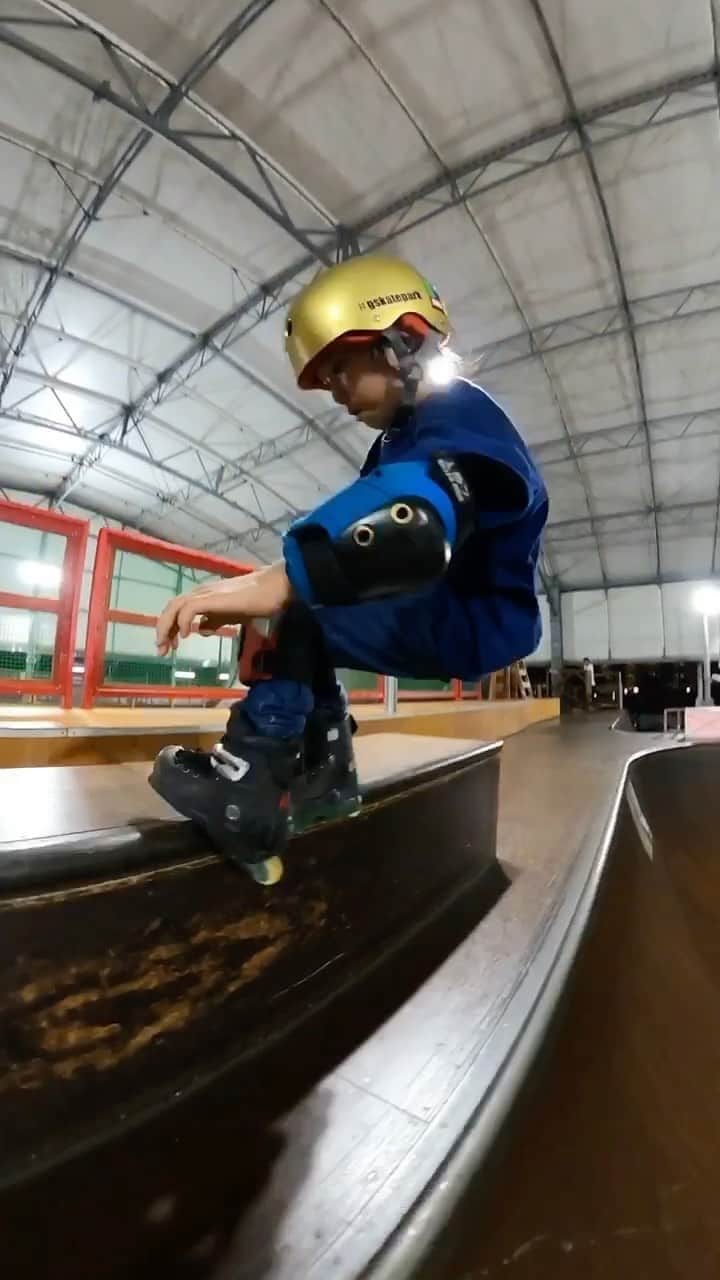 安床武士のインスタグラム：「Kick it!! Shuto(6 years old)🤘 @haruhi_gram ‘s young brother. 6才にしてこのパワーと動き！ . @goodskates_inc  @goprojp  @roces_official  @soulvisionworks  #rollerblading #inlineskate #aggressiveinline #gskatepark #インラインスケート #ローラーブレード #gopromax #goprojp」