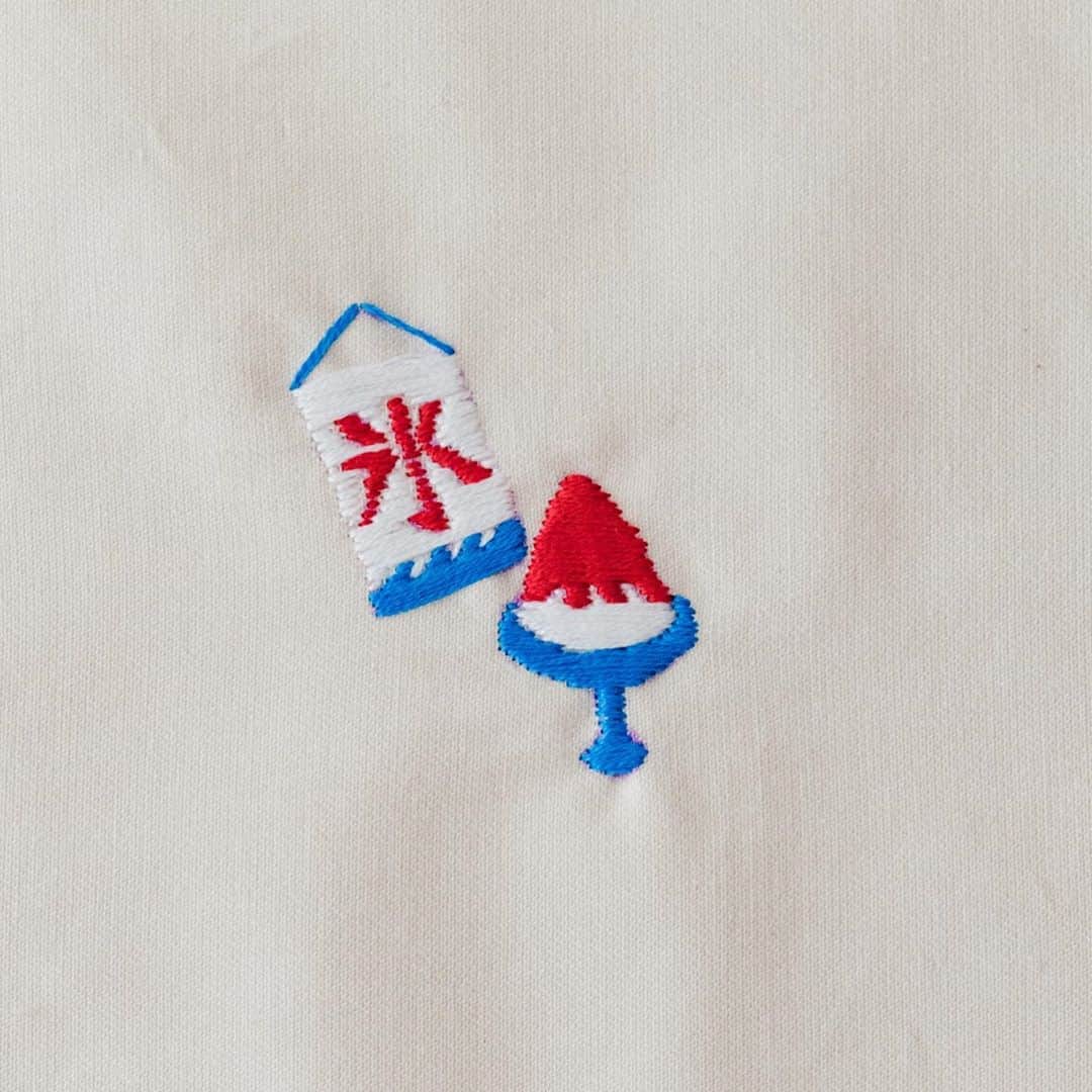 Hanako公式さんのインスタグラム写真 - (Hanako公式Instagram)「ちょこっと縫うだけで、とたんにポップに！初心者でも、ほんの1〜2時間でできる「ワインポイント刺繍」🍒﻿ ﻿ ◯用意するもの﻿ ・刺繍針（フランス針4号）﻿ ・刺繍枠（直径10㎝）﻿ ・糸切りばさみ﻿ ・刺繍糸（25番）﻿ ・手芸用の消えるペン﻿ ・好きな布地（Tシャツ、トートバッグなどでも）﻿ ・糸通し﻿ ﻿ 1.直線で文字を刺す｡﻿ ローマ字は直線でデザインすると簡単にできる｡﻿ 慣れたら、自分の名前や好きな言葉を刺してみよう｡﻿ ﻿ 2.図形を刺す｡﻿ 次に丸や三角、星形などの図形を刺繍してみよう｡﻿ 広い面は糸が浮かないように小分けに刺すとよい｡﻿ ﻿ 3.図案を好きなものに刺繍する。﻿ シンプルなデザインの洋服やバッグに刺して﻿ 世界にひとつのオリジナルアイテムを作ってみよう｡﻿ ﻿ ◯Teacher﻿ 上田歩武／吉本興業所属、お笑い芸人「グッドウォーキン」として活動。2017年から刺繍を施したキャップブランド「goodwalkin」をスタート。Instagram:@uedaayumu﻿ ________________________________﻿ ﻿ ＼IGTVにて授業公開中／﻿ ハナコカレッジオンライン夏期講習✏️﻿ お笑い芸人で手芸マスター上田歩武さんに教わる「ワンポイント刺繍」🧵﻿ Hanako公式InstagramのIGTVをチェック！﻿ ﻿ ________________________________﻿ ﻿ 【Hanako_学び特集発売!!】﻿ #Hanako #Hanako_magazine #勉強日記 #勉強ノート #studymotivation #studygram #studying #料理記録 #花のある暮らし #カフェ巡り #喫茶店巡り #読書記録 #bookstagram #おうち時間 #簡単レシピ #おうちごはん #丁寧な暮らし#料理記録 #刺繍 #裁縫好き #photoby_TomoyaUehara」8月23日 18時02分 - hanako_magazine
