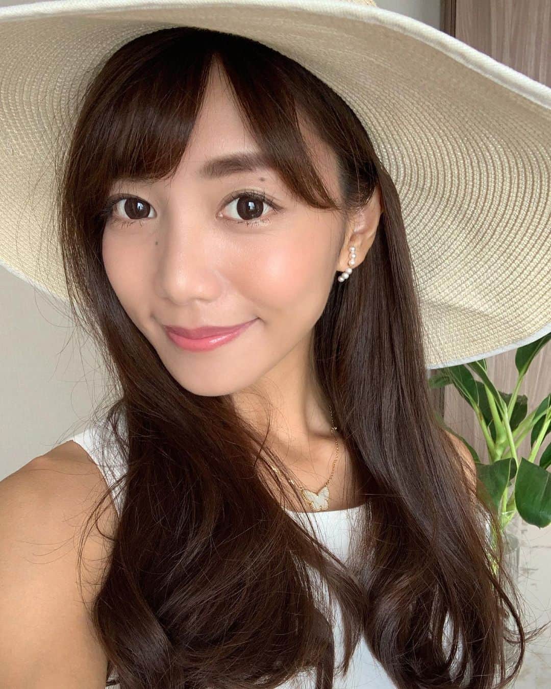 福山唯のインスタグラム：「良い週末👒✨✨ . . 一年中大好きなパール💛 皆に褒められるピアスは　@stellarhollywood だよ♡♡ . . お肌の調子がとても良いこの頃♡ お気に入りの洗顔を2枚目に☁️✨💙 @ipsa_jp @jurlique_jp @sabon_japan  後お肌の調子が悪くなりそうな時はずっとお世話になっている皮膚科の洗顔石鹸を使っています♡ 絶対的信頼をおいている皮膚科です😂💗  . . 今日は、陽が落ちたらウォーキングに行く予定👟✨ . .  #weekend #pierce #stellahollywood #pearl #cleansing #hap #ピアス　#パール　#アクセサリー #帽子　#帽子コーデ　#週末　💛」