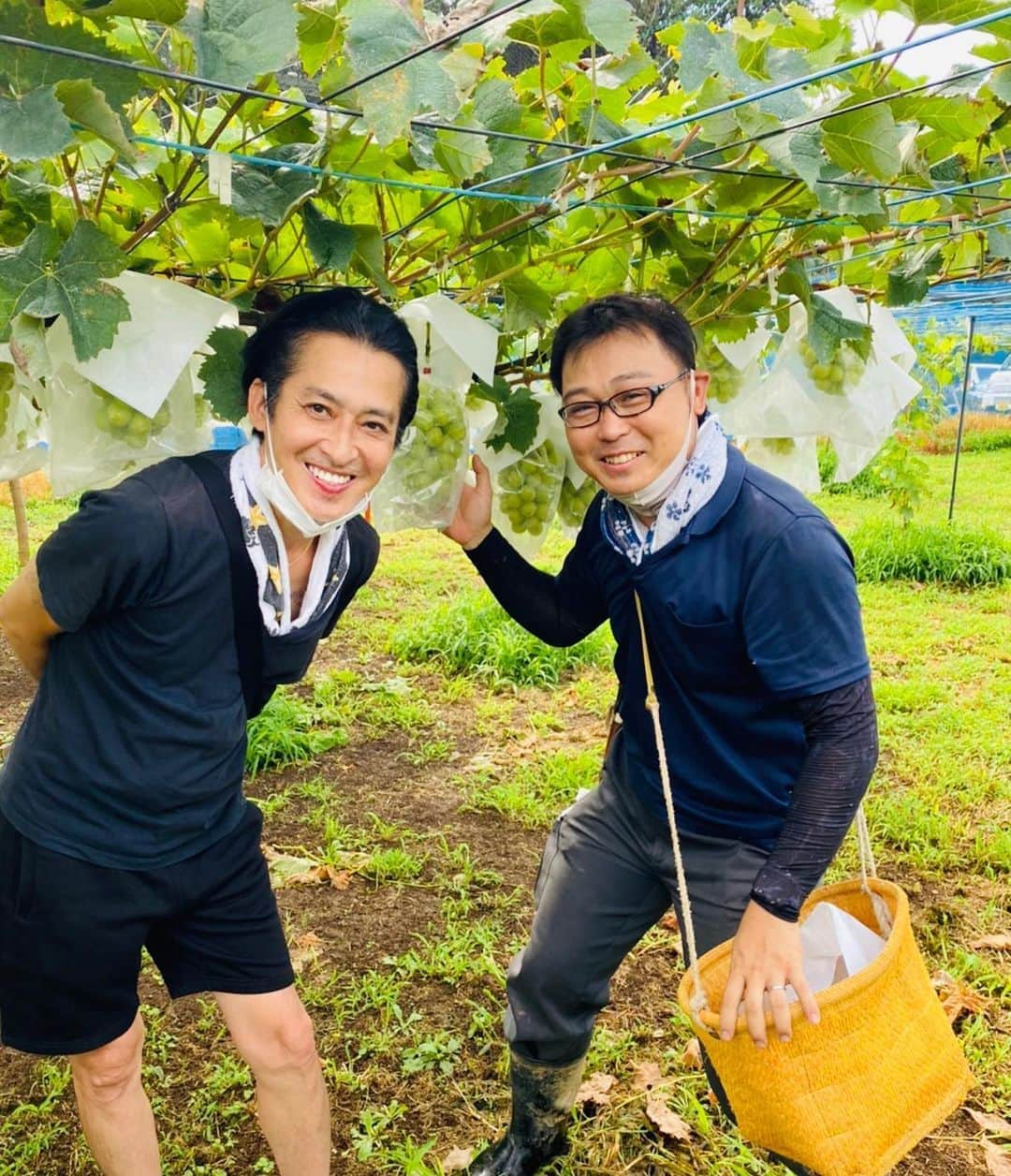 大沢樹生さんのインスタグラム写真 - (大沢樹生Instagram)「弾丸で梨とぶどう狩りに行って来ました〜 娘、夏休みの良い体験✨ 農園のオーナーさんが実になるまでを分かりやすく教えてくれて、まさに理科の授業〜🤣👍 外塚農園の皆様、御世話になりました🙏  #梨狩り #ぶどう狩り #外塚農園 #大沢樹生」8月23日 17時59分 - osawa_mikio