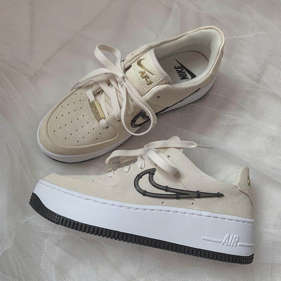 R i R y (リリー)さんのインスタグラム写真 - (R i R y (リリー)Instagram)「『ガーリーなコーデに合う #NIKE スニーカー 👟☁️』　﻿ ﻿ ガーリーなコーデにぴったりな #ナイキ のスニーカーを集めてみました✔︎🕊 #くすみカラー がすごく可愛い☁️  商品: #womensairmaxcommand #airforce1sagelow  #nikeinternationalist #828407 #nikebyyou カスタマイズ  Photo by﻿ @suzylily._ @marron__g @___me__r @yuunapon_11  ✴︎---------------✴︎---------------✴︎﻿ ﻿ ▶▶Instagram・Twitter・TikTokで掲載する写真を募集中📸﻿ カワイイ写真が撮れたら、@velle.jp をタグ付けするか、ハッシュタグ #velle_jp をつけて投稿してみてね♪﻿ ﻿ velle編集部と一緒にカワイイで溢れるvelleを創っていこう😚🤍  ✴︎---------------✴︎---------------✴︎﻿  #スニーカー #スニーカー女子 #スニーカーコーデ #ナイキ #エアマックス #nikeairmax #nike #ナイキスニーカー #ナイキコーデ #今日のコーデ #ナイキ女子  #おしゃれさんと繋がりたい #お洒落さんと繋がりたい #服好きな人と繋がり #airforce1 #sagelow #af1 #エアフォース1 #ベージュコーデ #ガーリー #ガーリーコーデ」8月23日 18時00分 - velle.jp