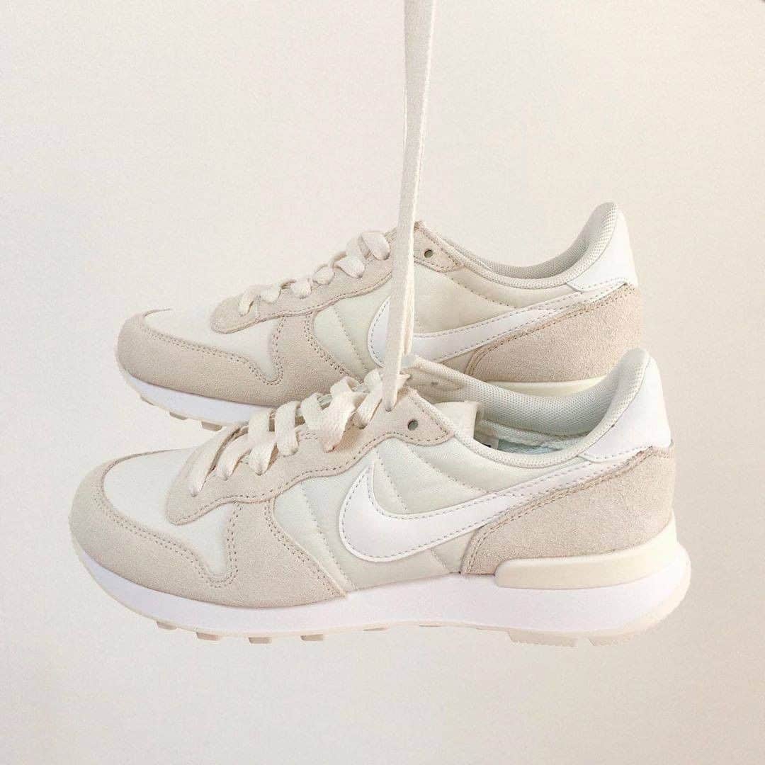 R i R y (リリー)さんのインスタグラム写真 - (R i R y (リリー)Instagram)「『ガーリーなコーデに合う #NIKE スニーカー 👟☁️』　﻿ ﻿ ガーリーなコーデにぴったりな #ナイキ のスニーカーを集めてみました✔︎🕊 #くすみカラー がすごく可愛い☁️  商品: #womensairmaxcommand #airforce1sagelow  #nikeinternationalist #828407 #nikebyyou カスタマイズ  Photo by﻿ @suzylily._ @marron__g @___me__r @yuunapon_11  ✴︎---------------✴︎---------------✴︎﻿ ﻿ ▶▶Instagram・Twitter・TikTokで掲載する写真を募集中📸﻿ カワイイ写真が撮れたら、@velle.jp をタグ付けするか、ハッシュタグ #velle_jp をつけて投稿してみてね♪﻿ ﻿ velle編集部と一緒にカワイイで溢れるvelleを創っていこう😚🤍  ✴︎---------------✴︎---------------✴︎﻿  #スニーカー #スニーカー女子 #スニーカーコーデ #ナイキ #エアマックス #nikeairmax #nike #ナイキスニーカー #ナイキコーデ #今日のコーデ #ナイキ女子  #おしゃれさんと繋がりたい #お洒落さんと繋がりたい #服好きな人と繋がり #airforce1 #sagelow #af1 #エアフォース1 #ベージュコーデ #ガーリー #ガーリーコーデ」8月23日 18時00分 - velle.jp