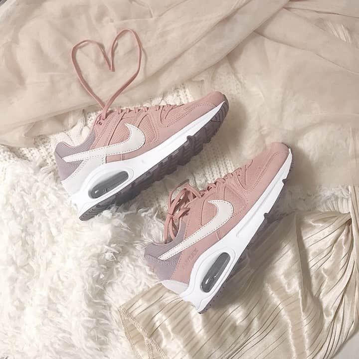 R i R y (リリー)さんのインスタグラム写真 - (R i R y (リリー)Instagram)「『ガーリーなコーデに合う #NIKE スニーカー 👟☁️』　﻿ ﻿ ガーリーなコーデにぴったりな #ナイキ のスニーカーを集めてみました✔︎🕊 #くすみカラー がすごく可愛い☁️  商品: #womensairmaxcommand #airforce1sagelow  #nikeinternationalist #828407 #nikebyyou カスタマイズ  Photo by﻿ @suzylily._ @marron__g @___me__r @yuunapon_11  ✴︎---------------✴︎---------------✴︎﻿ ﻿ ▶▶Instagram・Twitter・TikTokで掲載する写真を募集中📸﻿ カワイイ写真が撮れたら、@velle.jp をタグ付けするか、ハッシュタグ #velle_jp をつけて投稿してみてね♪﻿ ﻿ velle編集部と一緒にカワイイで溢れるvelleを創っていこう😚🤍  ✴︎---------------✴︎---------------✴︎﻿  #スニーカー #スニーカー女子 #スニーカーコーデ #ナイキ #エアマックス #nikeairmax #nike #ナイキスニーカー #ナイキコーデ #今日のコーデ #ナイキ女子  #おしゃれさんと繋がりたい #お洒落さんと繋がりたい #服好きな人と繋がり #airforce1 #sagelow #af1 #エアフォース1 #ベージュコーデ #ガーリー #ガーリーコーデ」8月23日 18時00分 - velle.jp