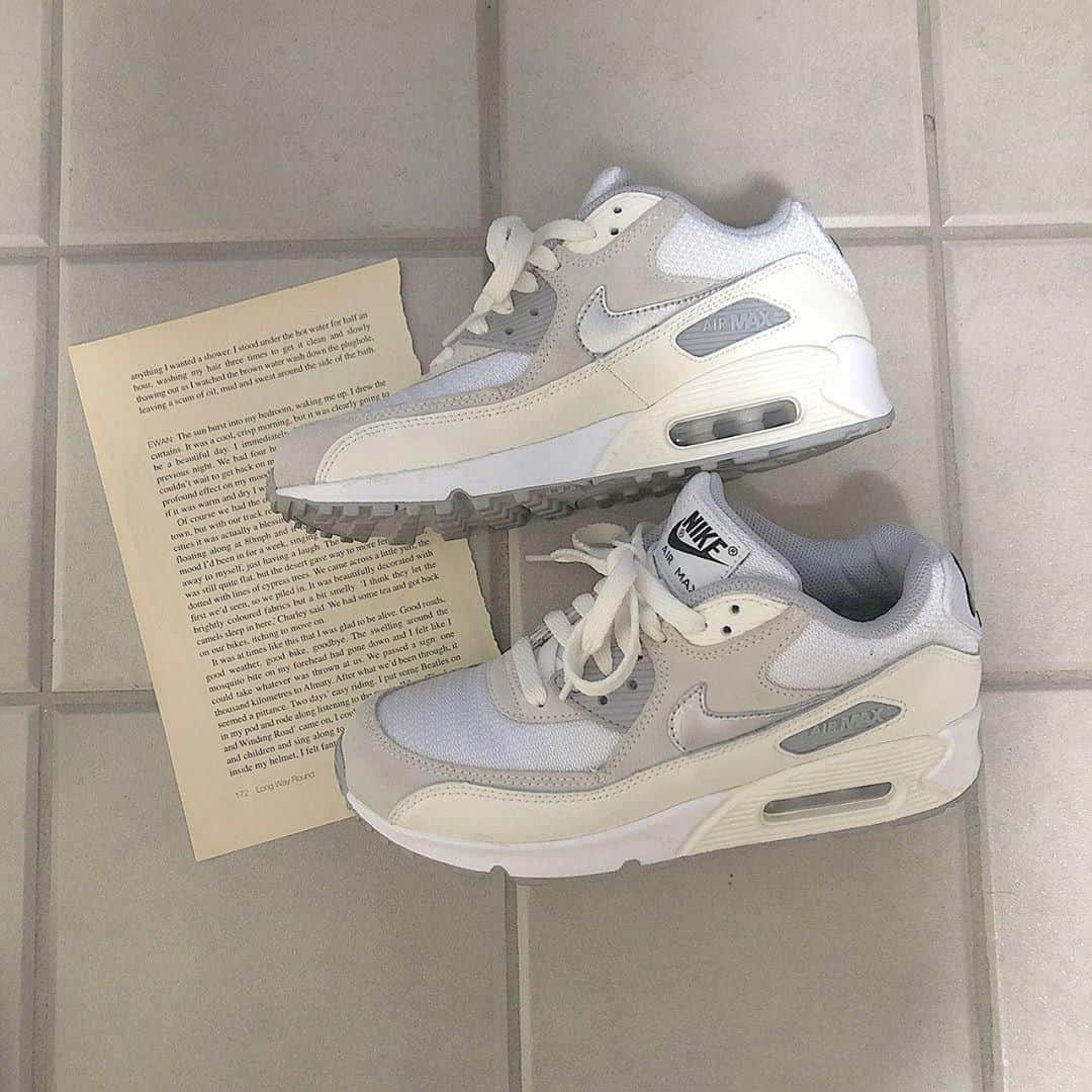R i R y (リリー)さんのインスタグラム写真 - (R i R y (リリー)Instagram)「『ガーリーなコーデに合う #NIKE スニーカー 👟☁️』　﻿ ﻿ ガーリーなコーデにぴったりな #ナイキ のスニーカーを集めてみました✔︎🕊 #くすみカラー がすごく可愛い☁️  商品: #womensairmaxcommand #airforce1sagelow  #nikeinternationalist #828407 #nikebyyou カスタマイズ  Photo by﻿ @suzylily._ @marron__g @___me__r @yuunapon_11  ✴︎---------------✴︎---------------✴︎﻿ ﻿ ▶▶Instagram・Twitter・TikTokで掲載する写真を募集中📸﻿ カワイイ写真が撮れたら、@velle.jp をタグ付けするか、ハッシュタグ #velle_jp をつけて投稿してみてね♪﻿ ﻿ velle編集部と一緒にカワイイで溢れるvelleを創っていこう😚🤍  ✴︎---------------✴︎---------------✴︎﻿  #スニーカー #スニーカー女子 #スニーカーコーデ #ナイキ #エアマックス #nikeairmax #nike #ナイキスニーカー #ナイキコーデ #今日のコーデ #ナイキ女子  #おしゃれさんと繋がりたい #お洒落さんと繋がりたい #服好きな人と繋がり #airforce1 #sagelow #af1 #エアフォース1 #ベージュコーデ #ガーリー #ガーリーコーデ」8月23日 18時00分 - velle.jp